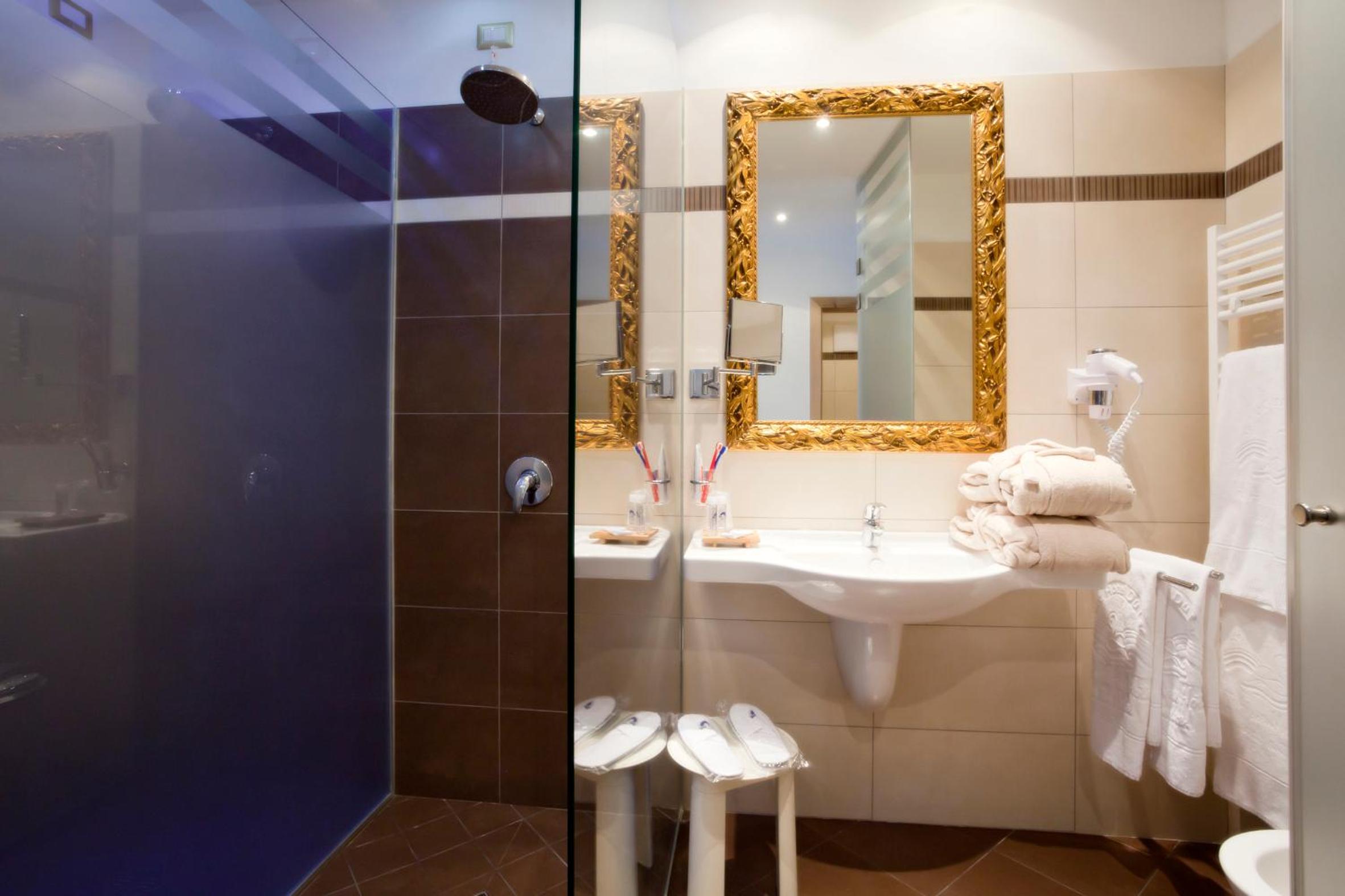 Family Junior Suite (2 Adults + 2 Children) photo 2