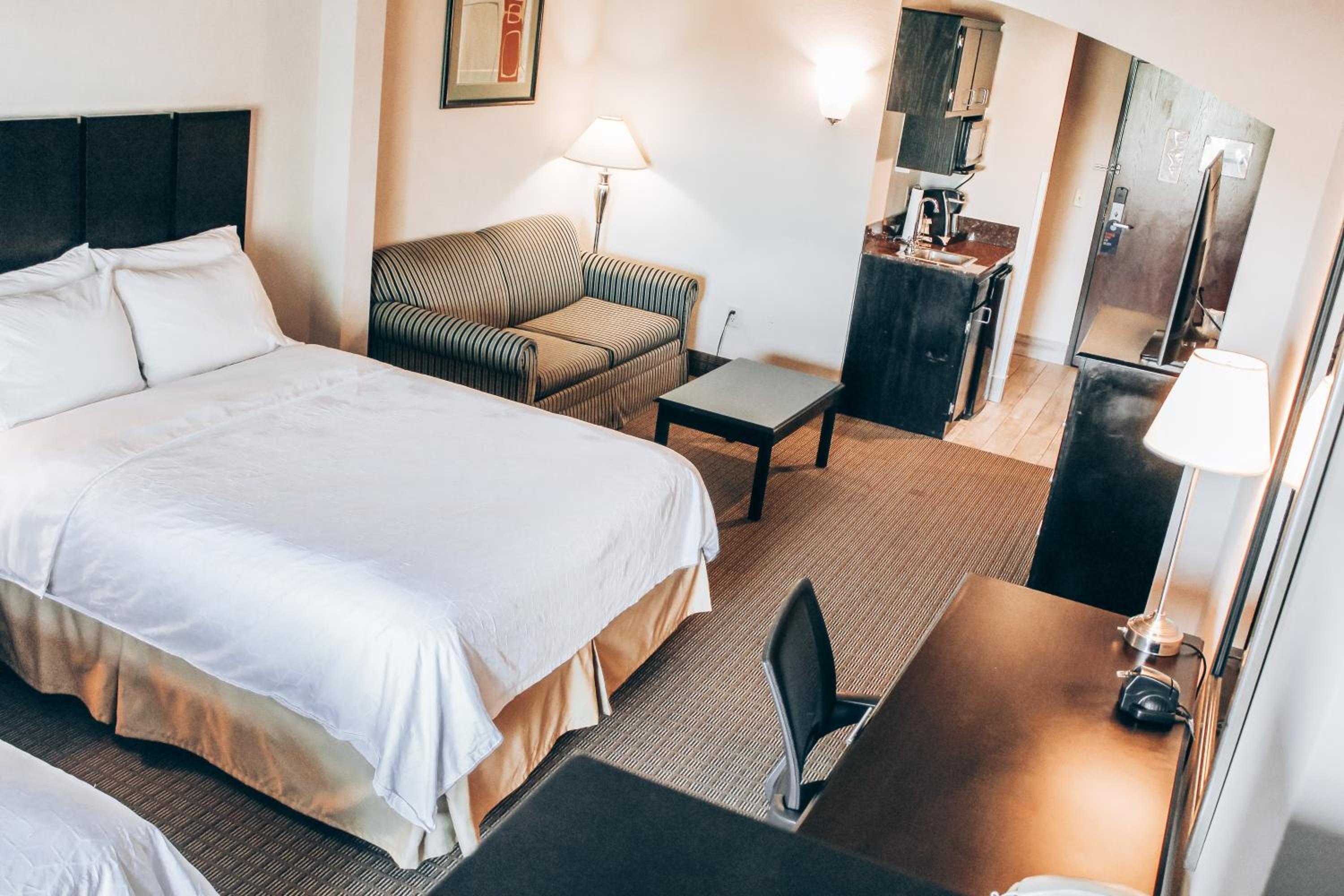 Suite with Two Queen Beds - Photo 1