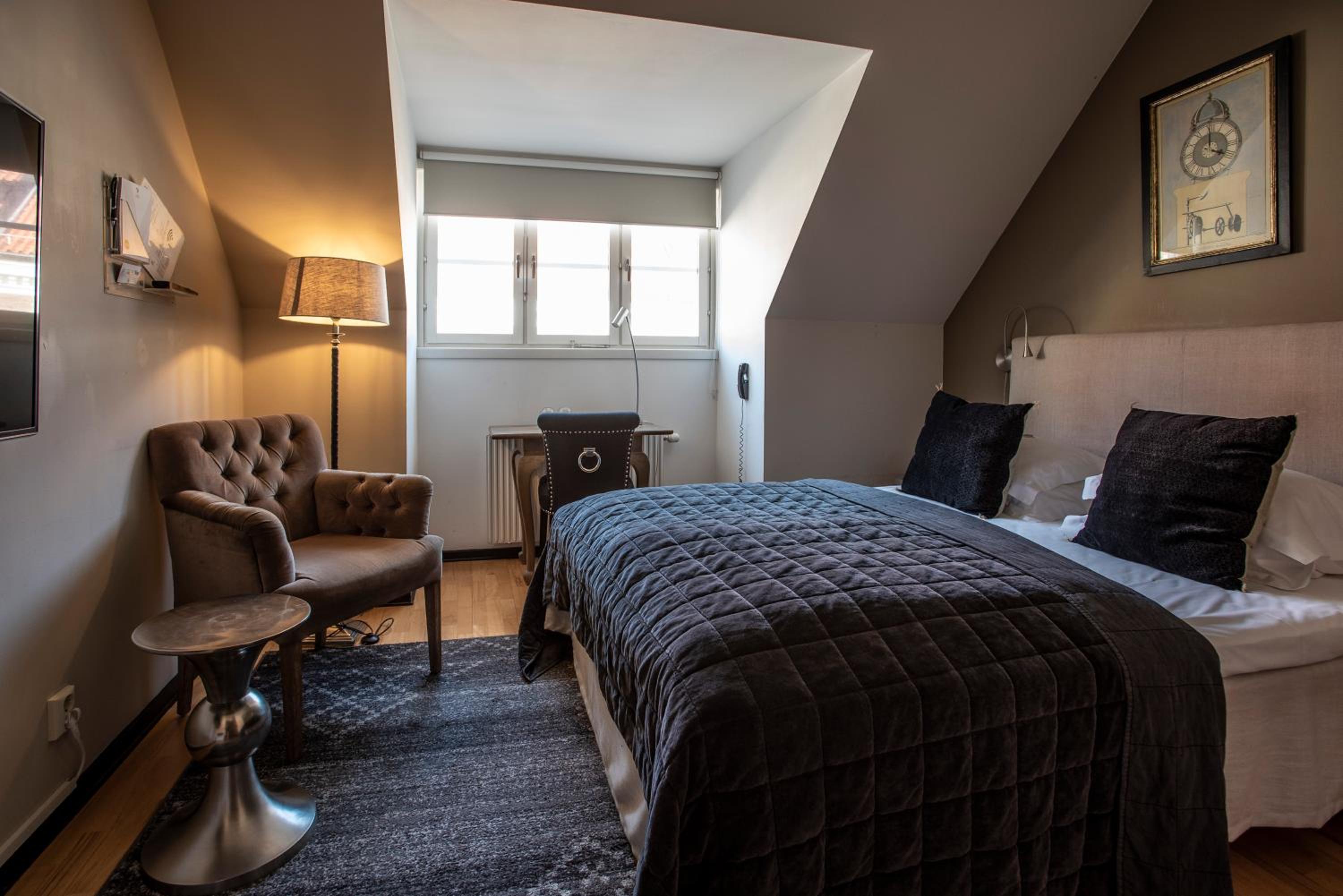 Standard Queen Room - Photo 11