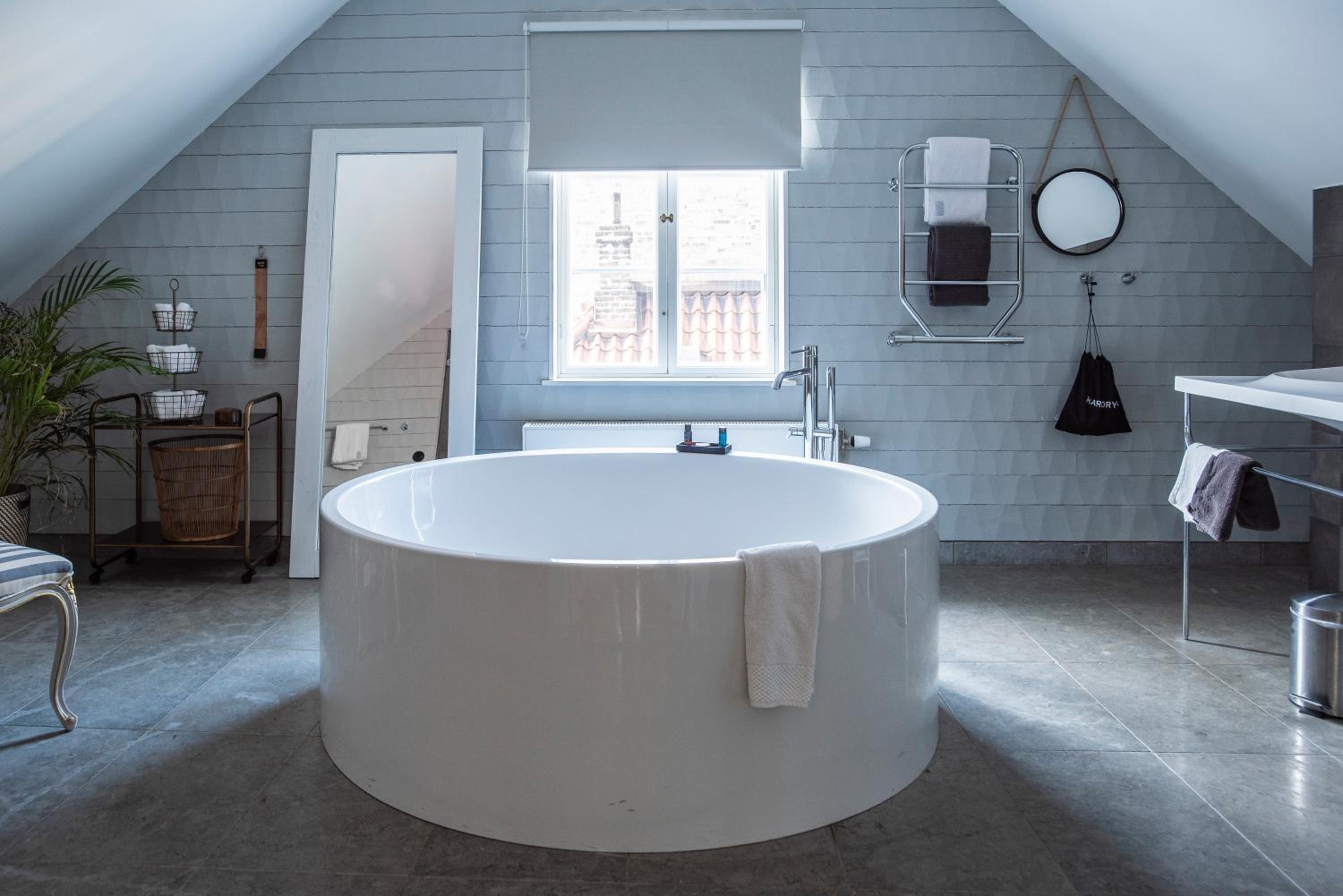 King Suite with Bathtub - Photo 17