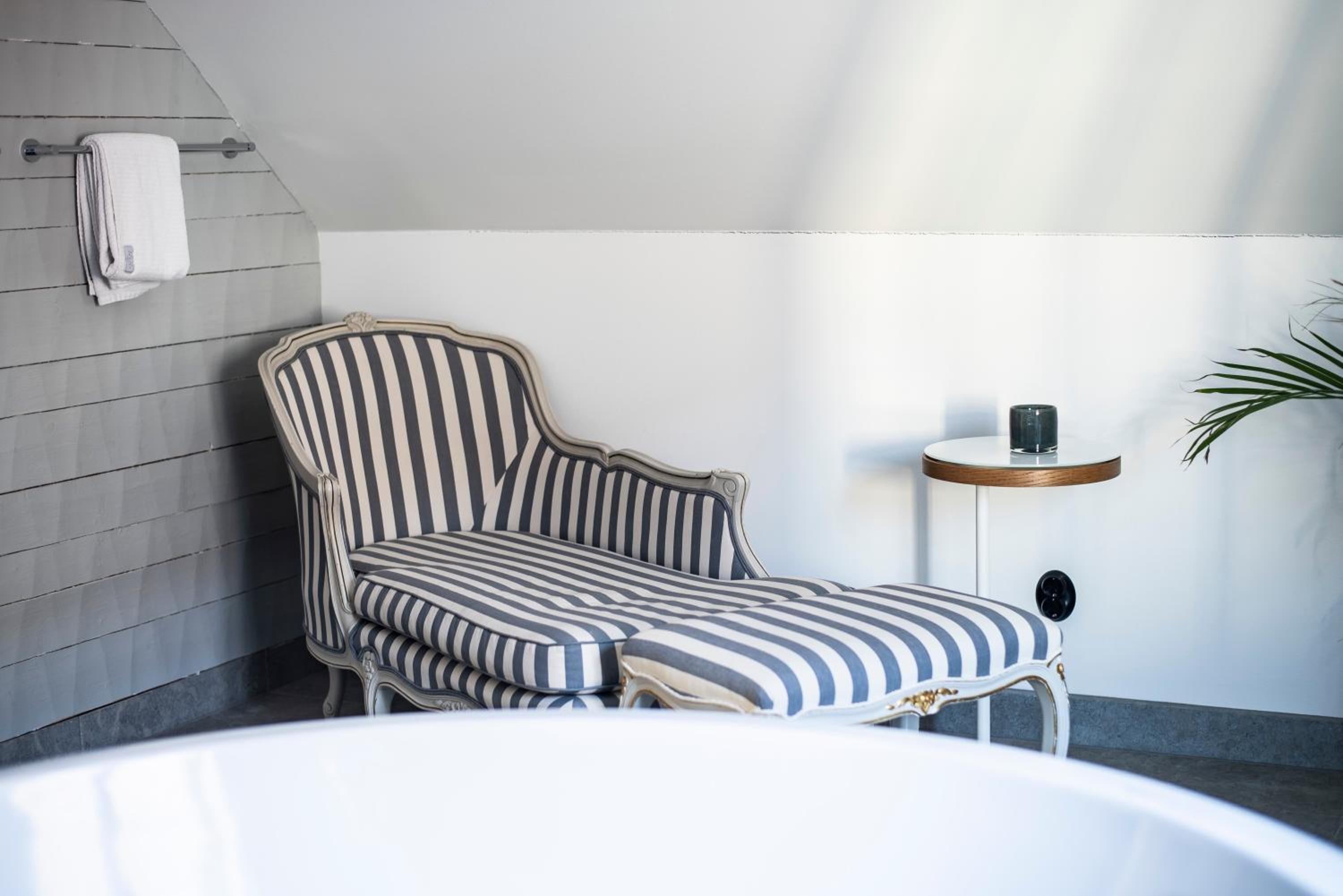 King Suite with Bathtub - Photo 20
