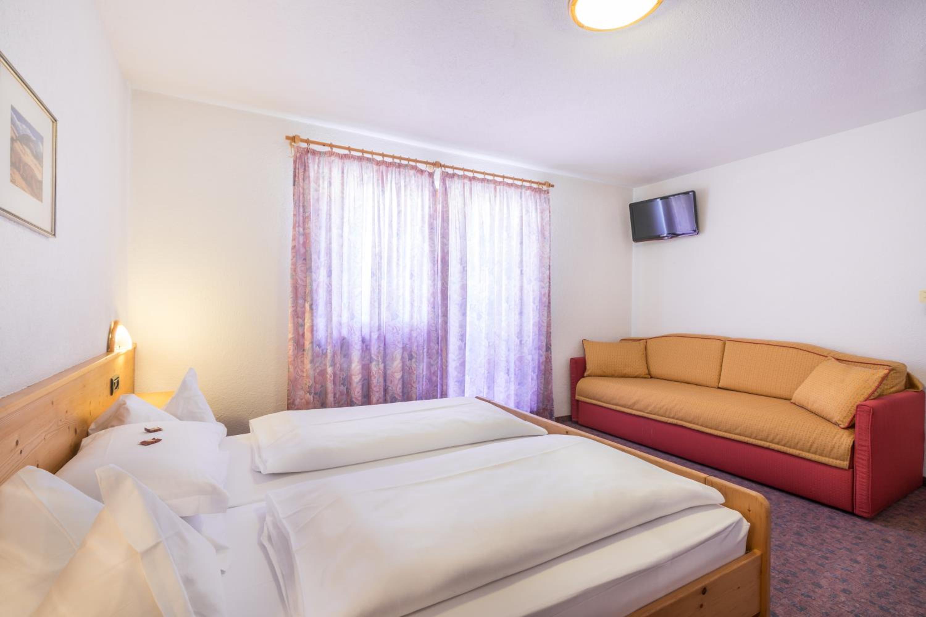 Quadruple Room with Balcony - Photo 1