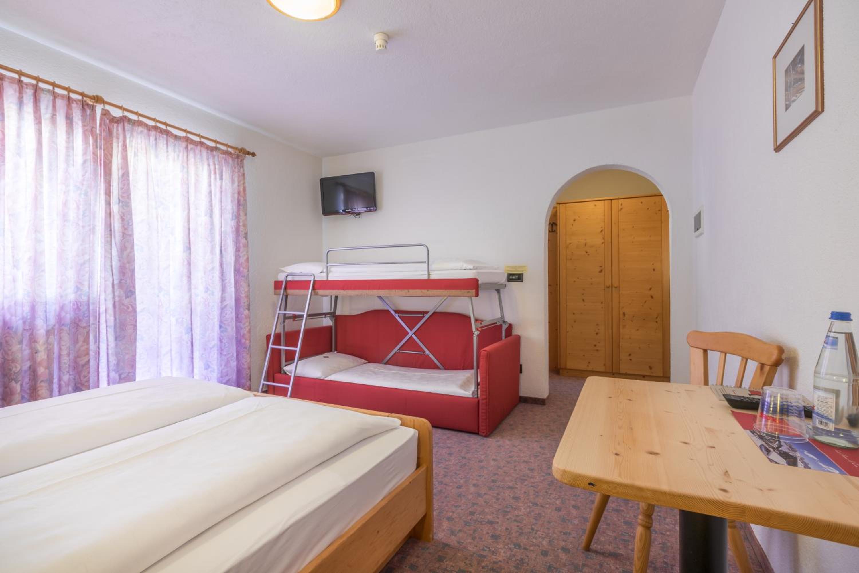 Quadruple Room with Balcony - Photo 5