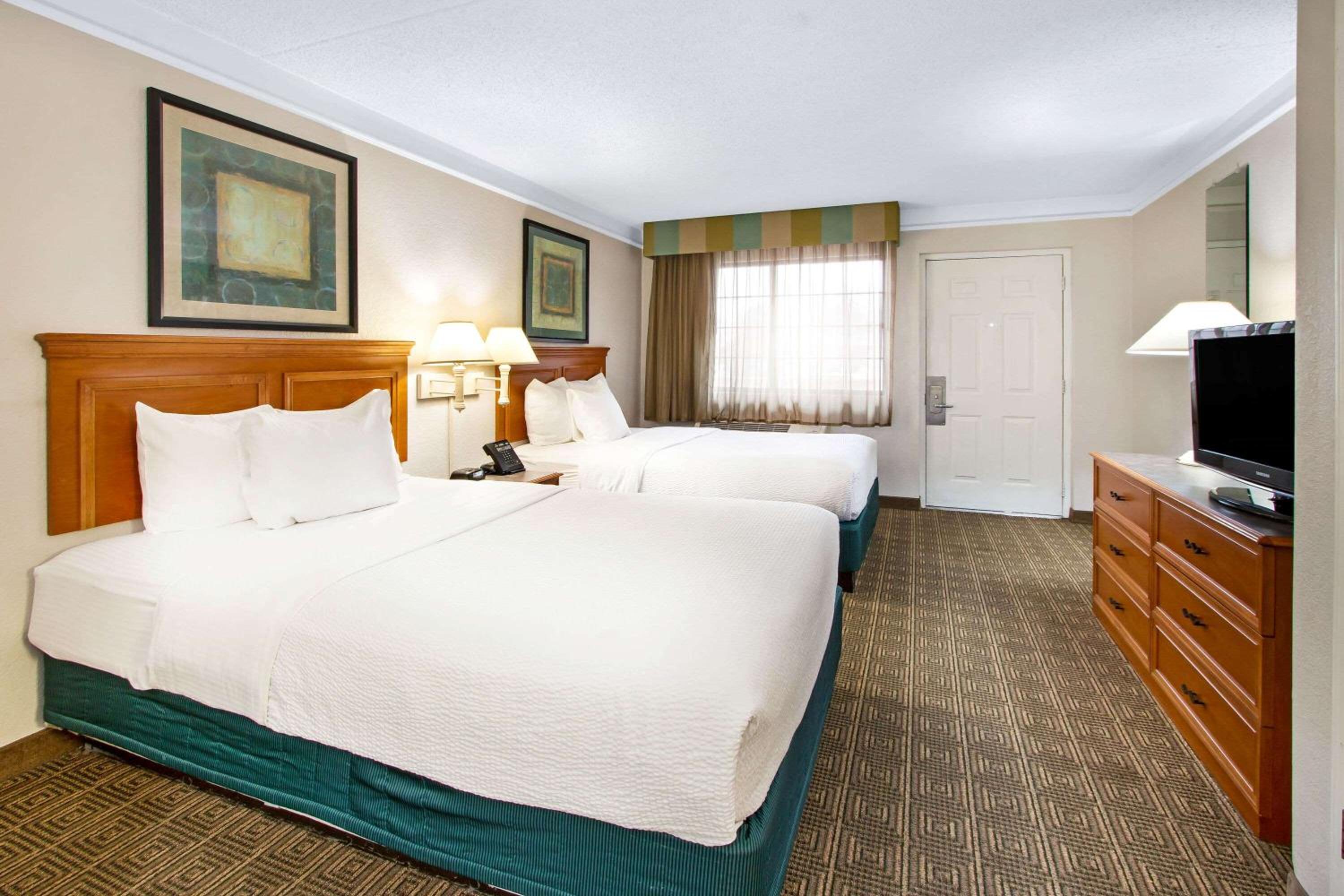 Double Room with Two Double Beds - Photo 3