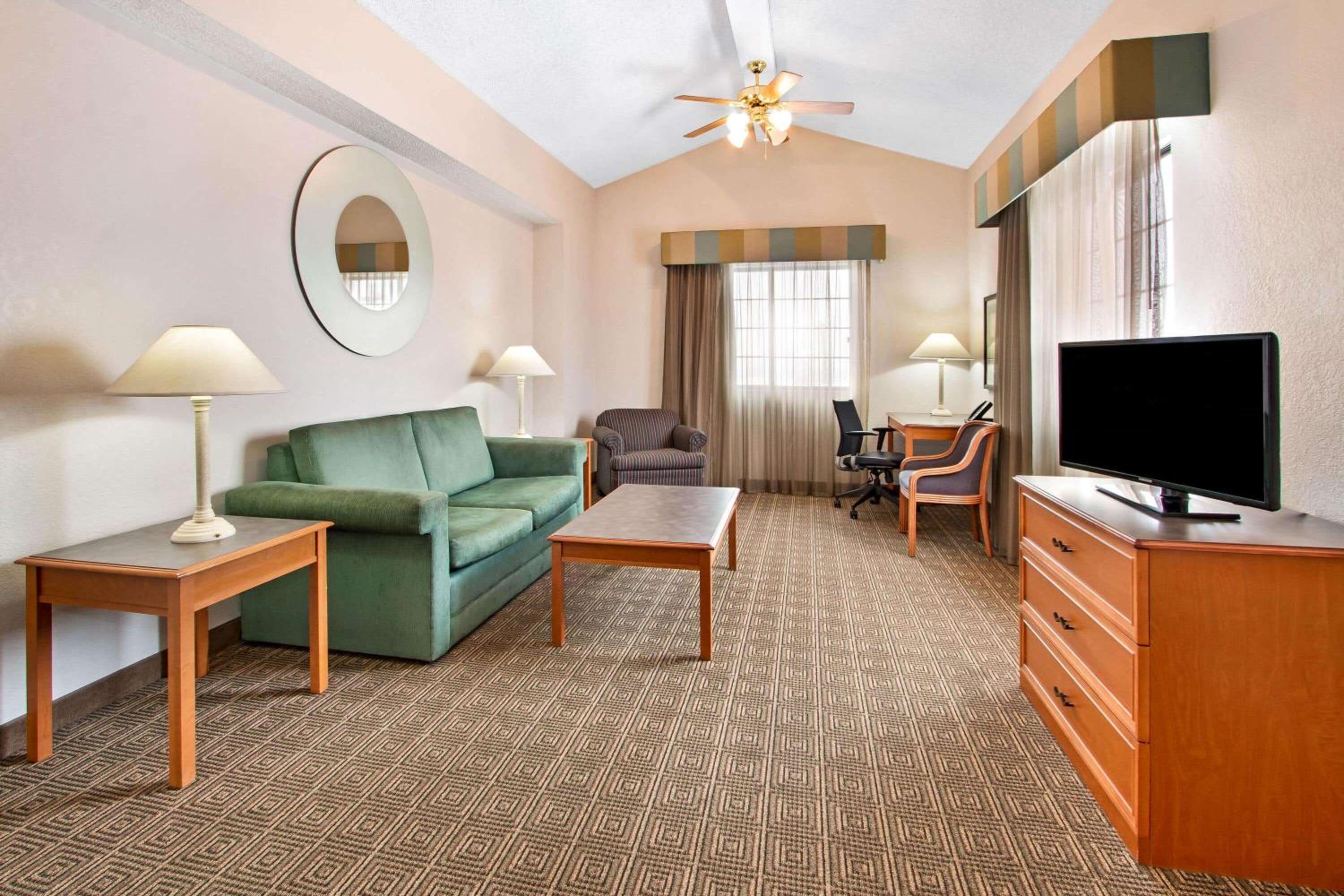 King Suite - Non-Smoking - Photo 2