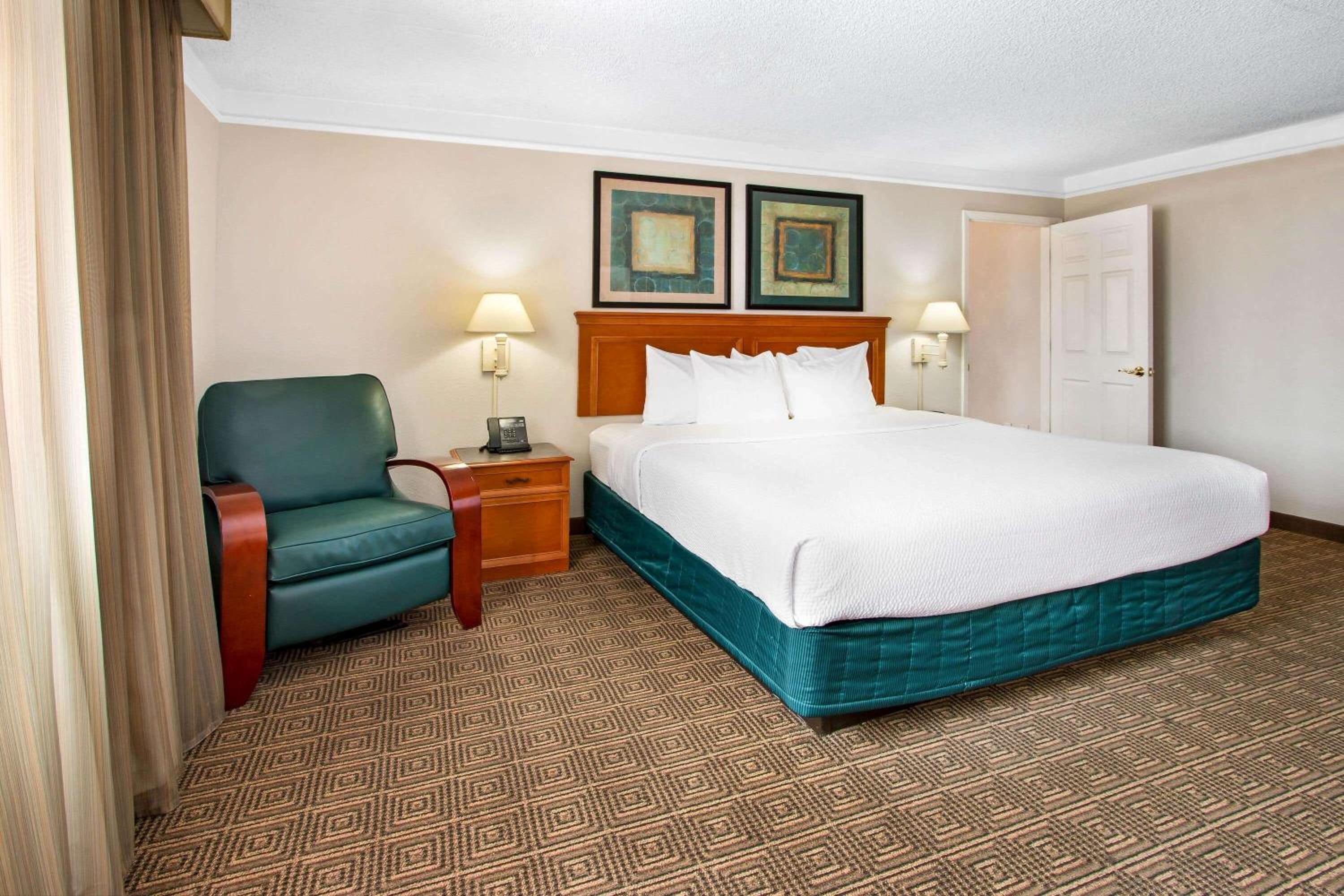 King Suite - Non-Smoking - Photo 3