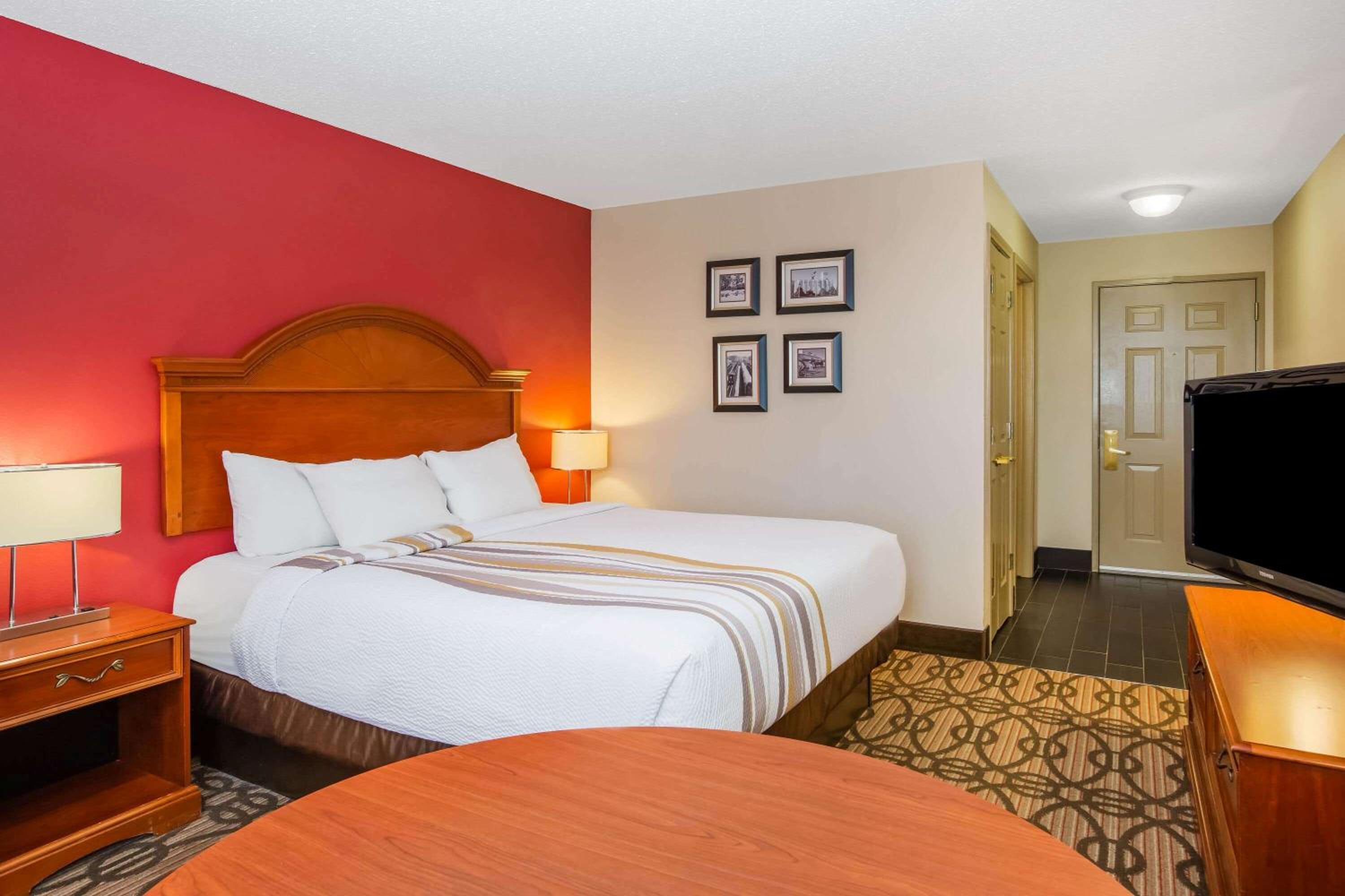 Deluxe King Room - Photo 2