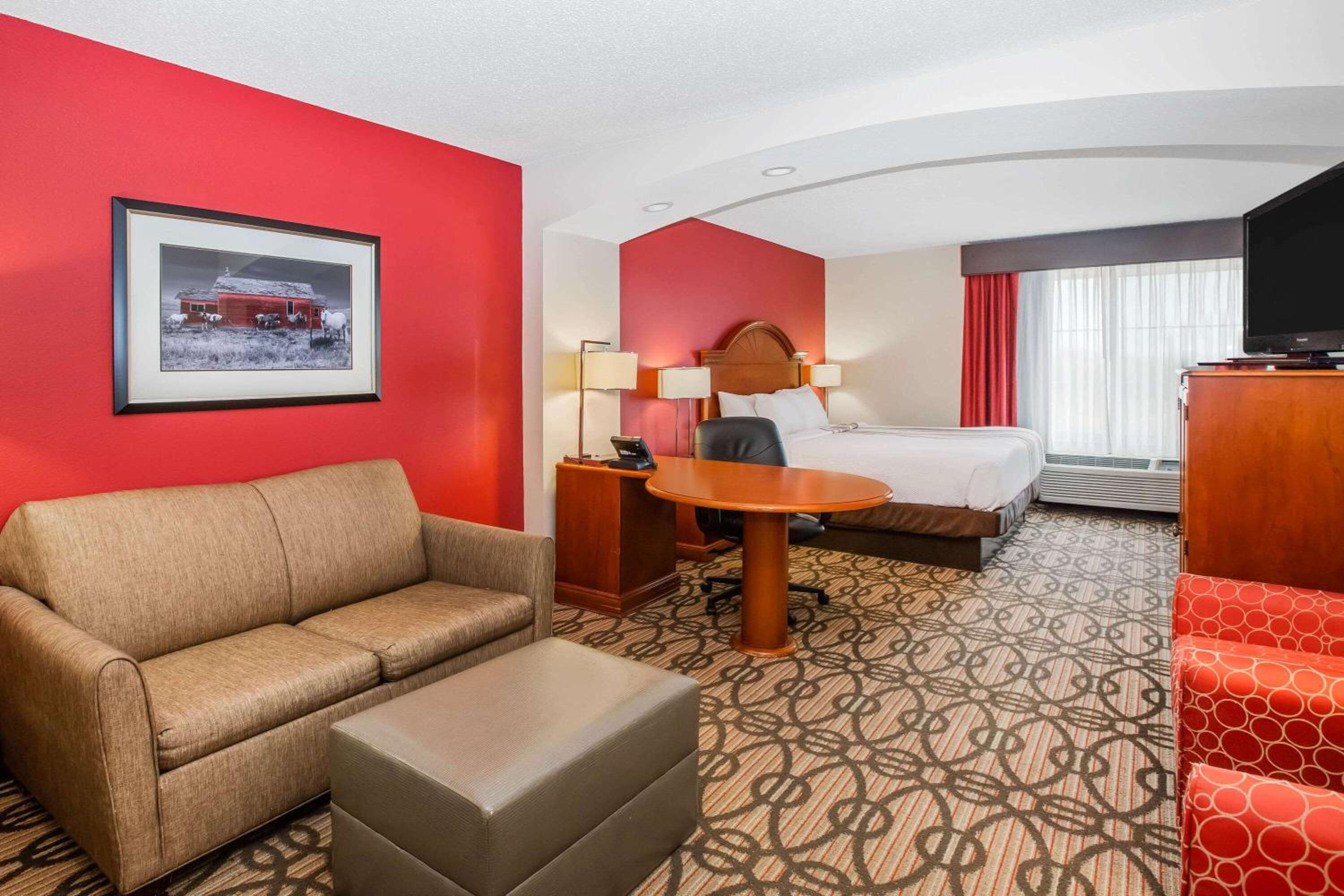 Deluxe King Suite with Sofa Bed - Non-Smoking - Photo 3
