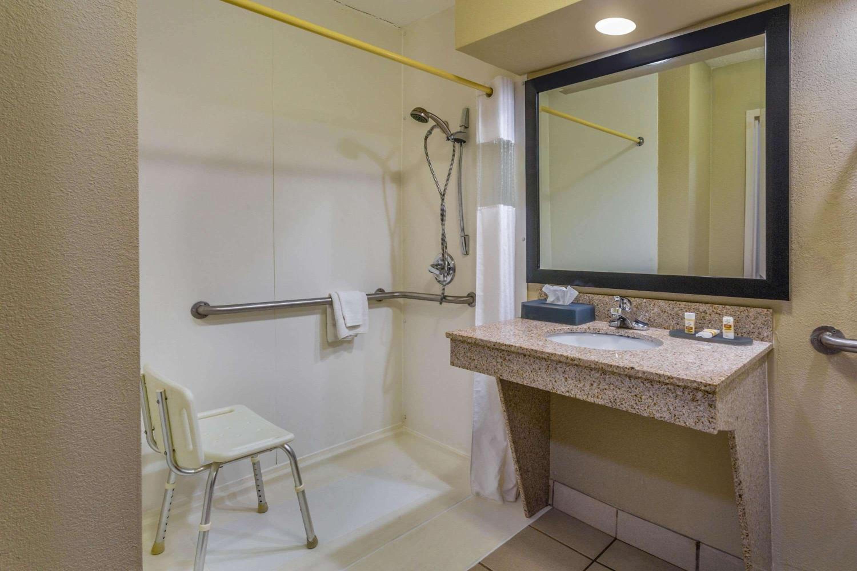 Queen Room With Mobility/Hearing Access - Non-Smoking - Photo 2