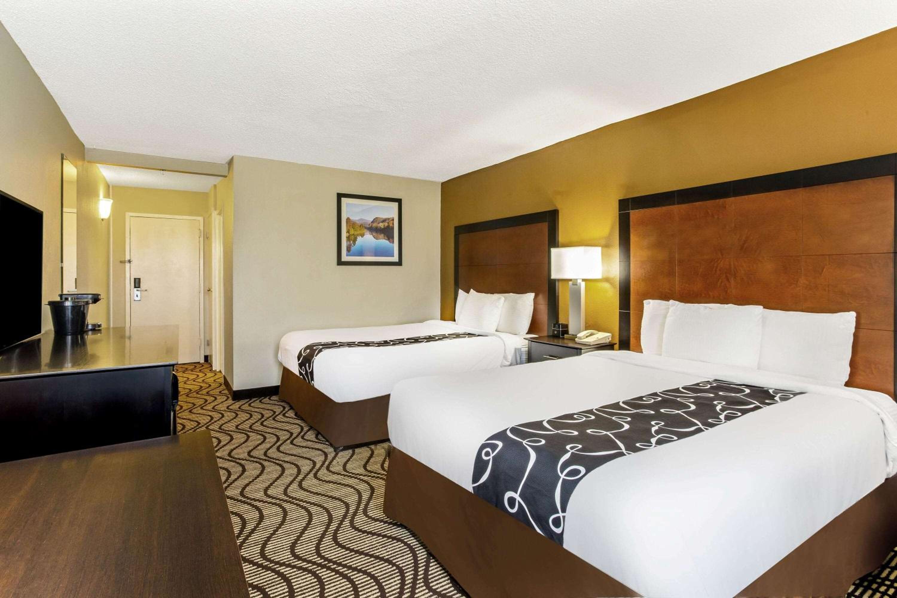 Queen Room With Two Queen Beds - Photo 3