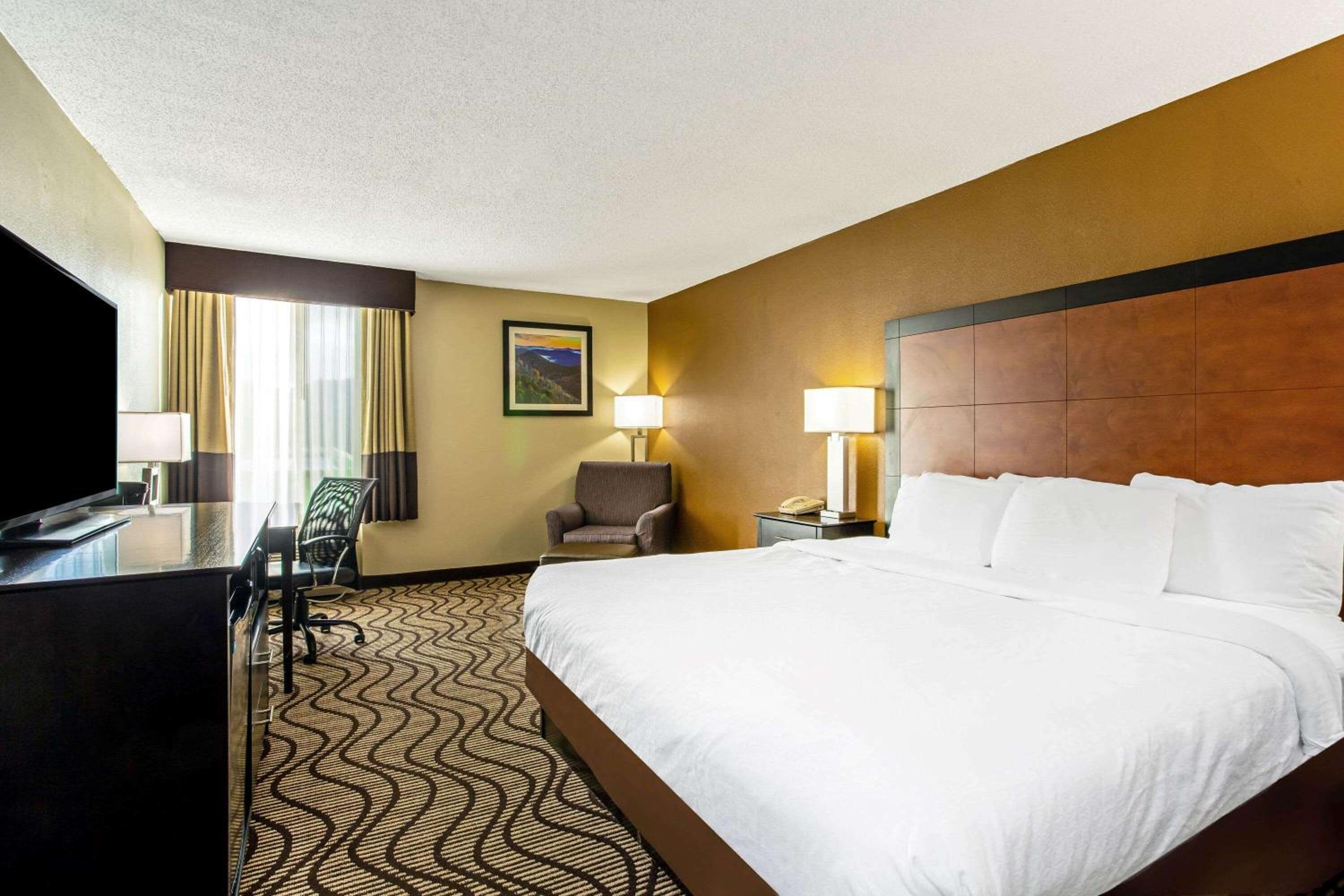 Queen Room With Mobility/Hearing Access - Non-Smoking - Photo 1