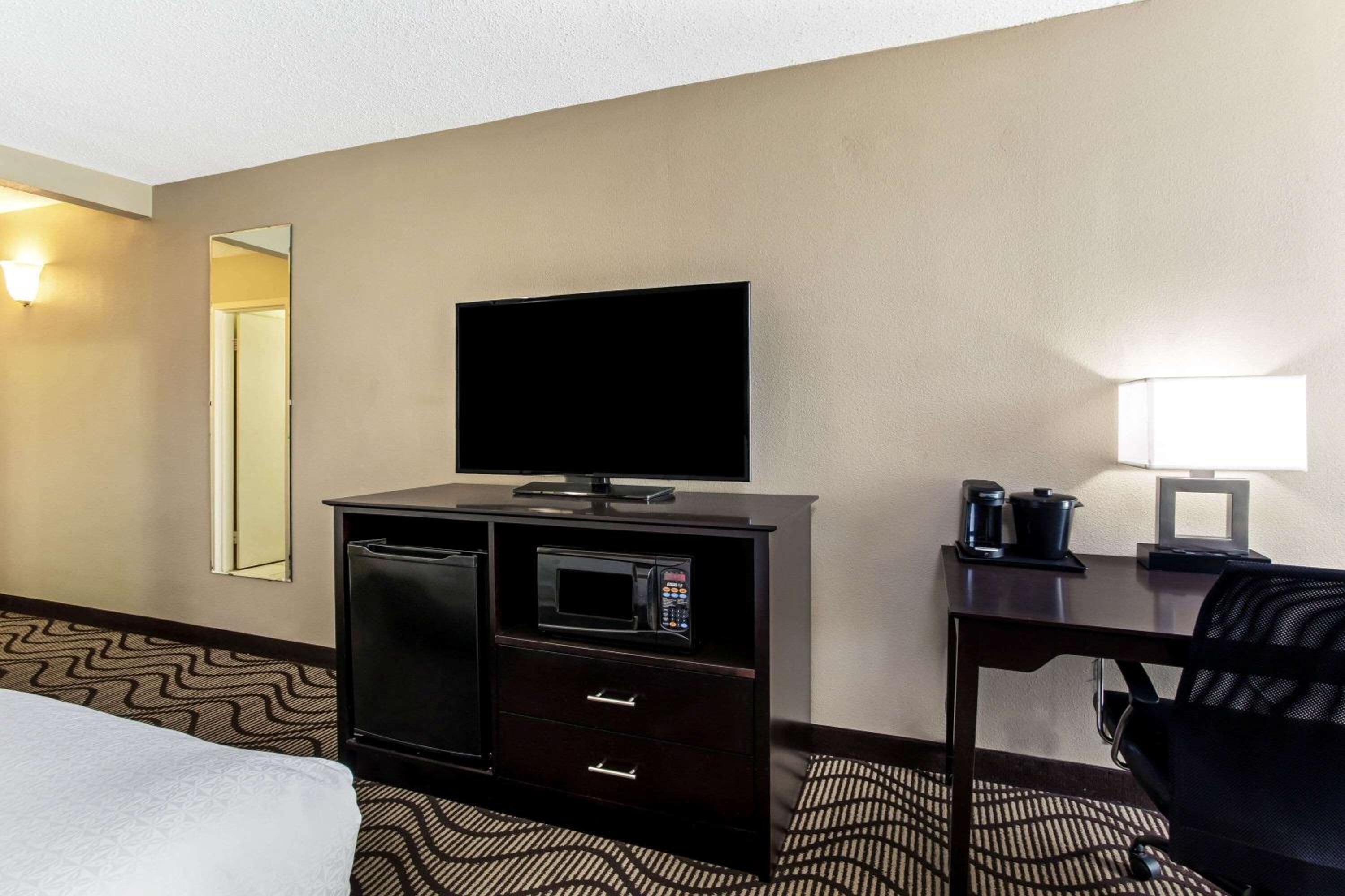 Queen Room With Two Queen Beds - Photo 2