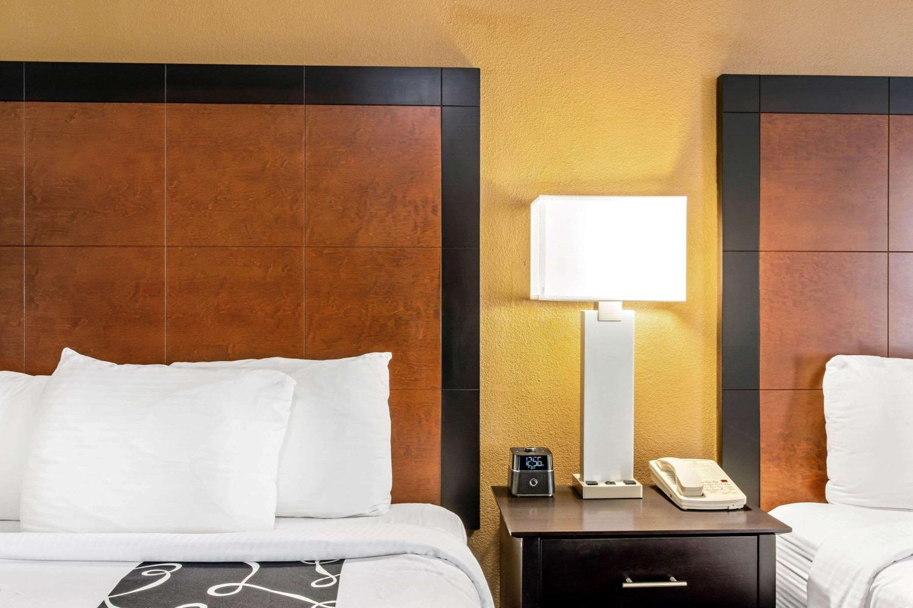 Queen Room With Two Queen Beds - Photo 4