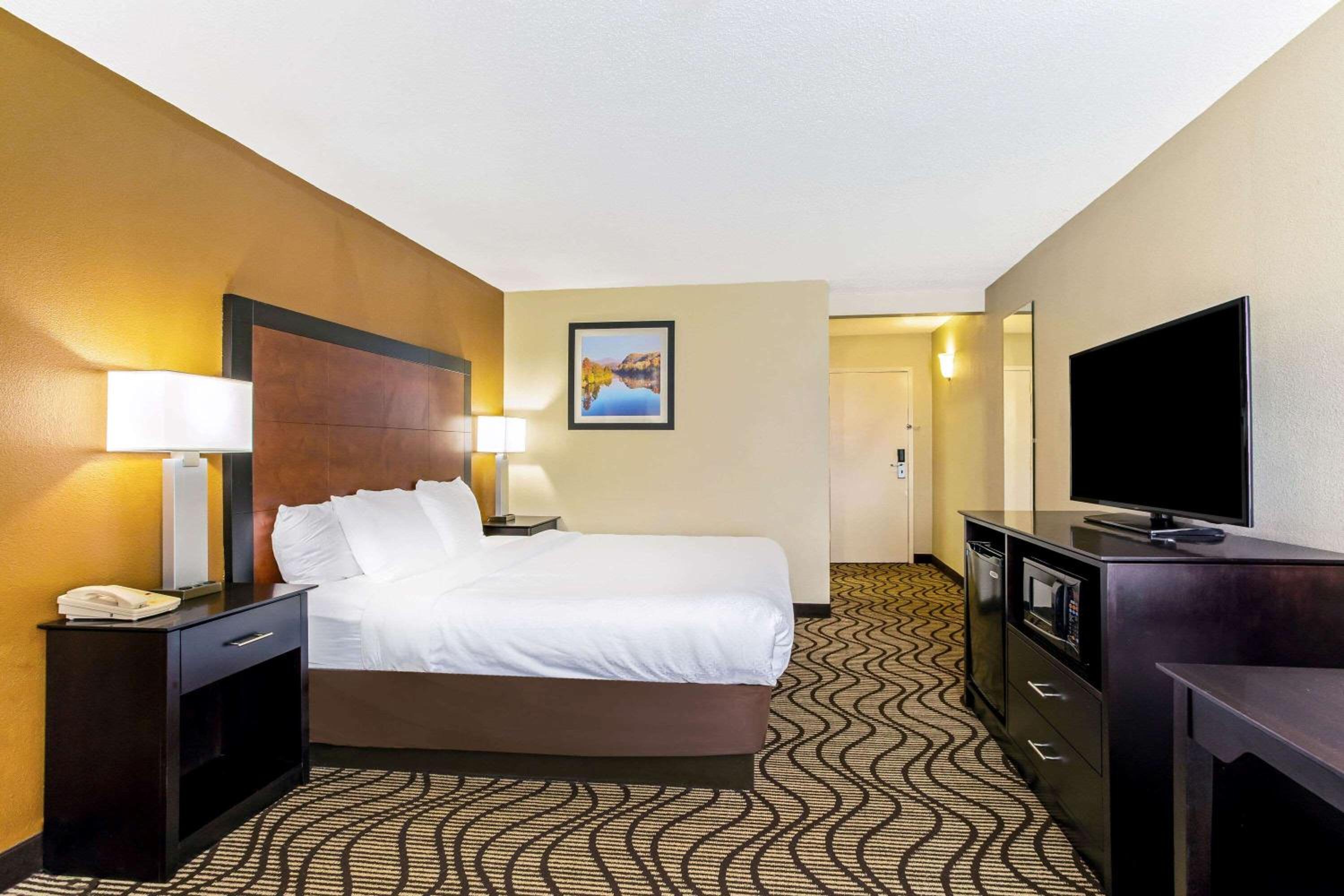 Queen Room With Mobility/Hearing Access - Non-Smoking - Photo 8