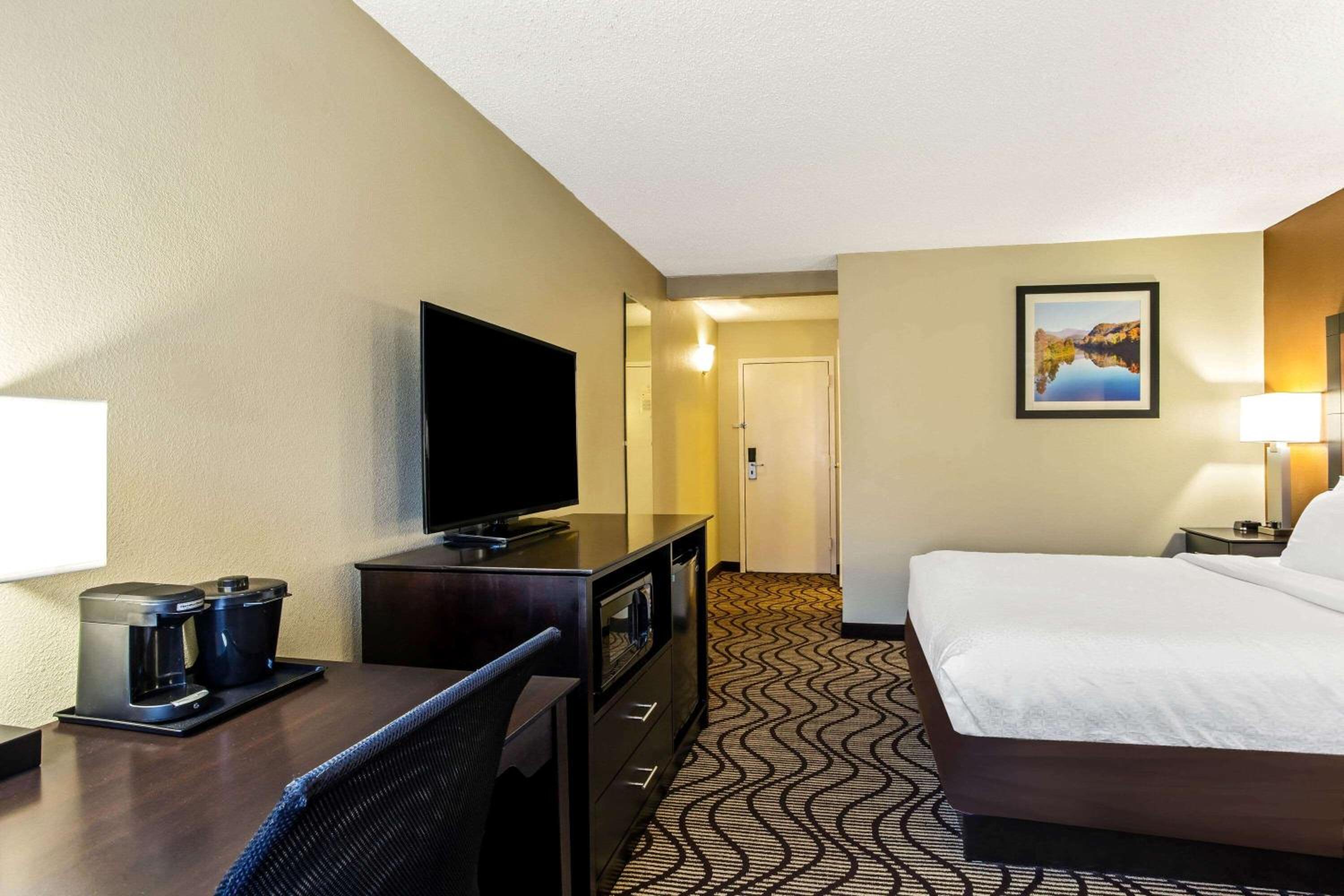 Queen Room With Mobility/Hearing Access - Non-Smoking - Photo 6