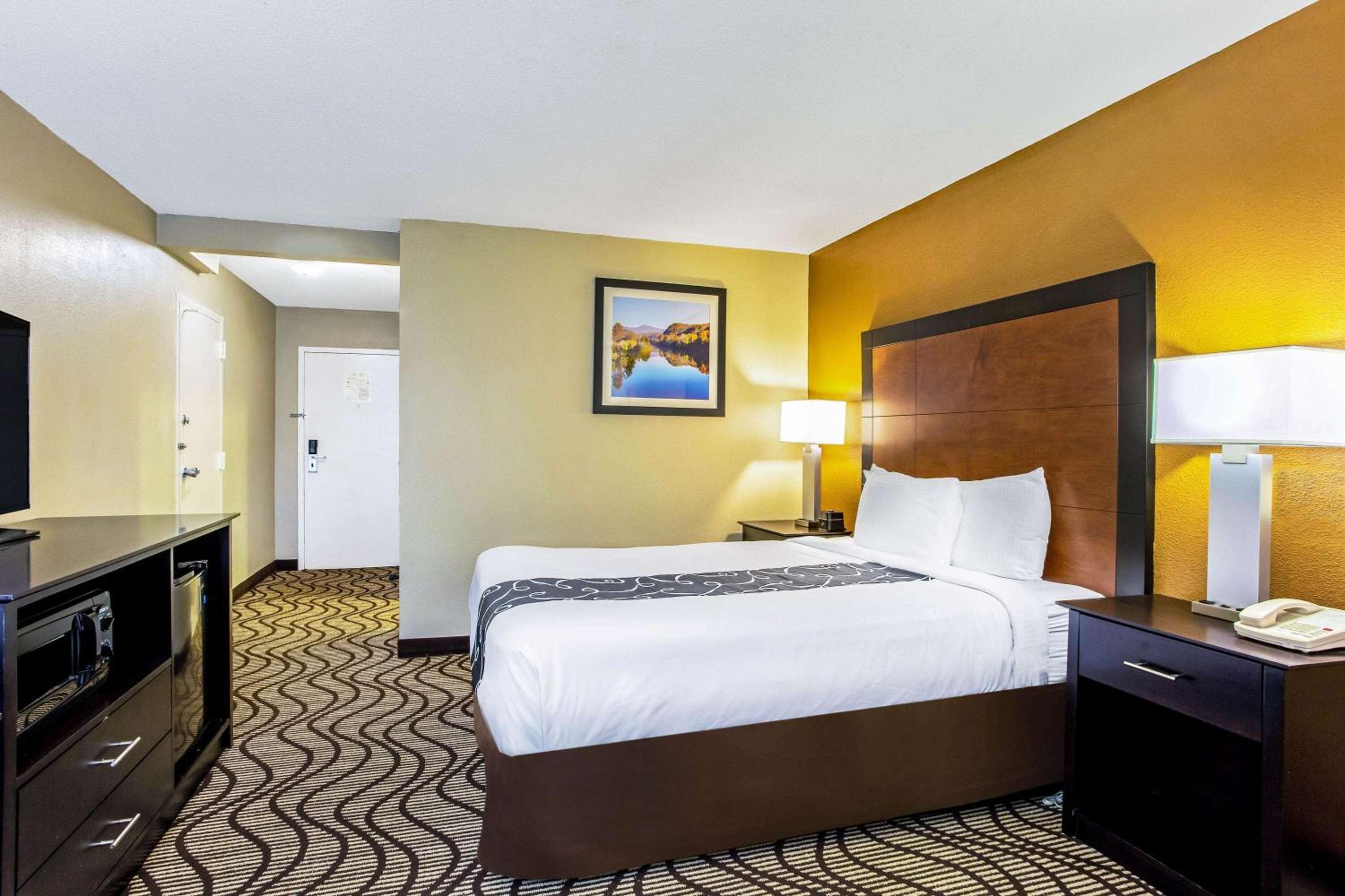 Queen Room With Mobility/Hearing Access - Non-Smoking - Photo 3