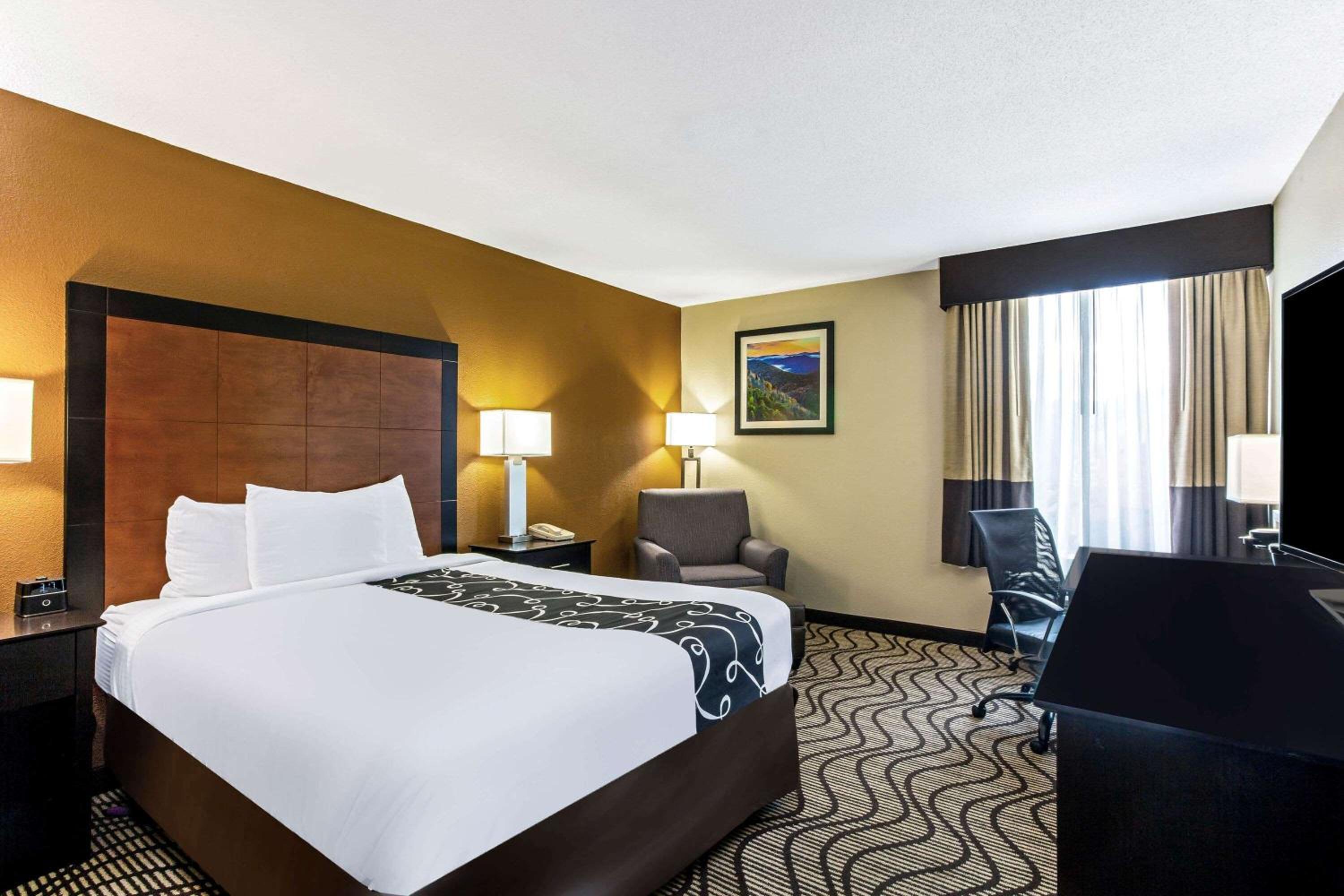 Queen Room With Mobility/Hearing Access - Non-Smoking - Photo 4