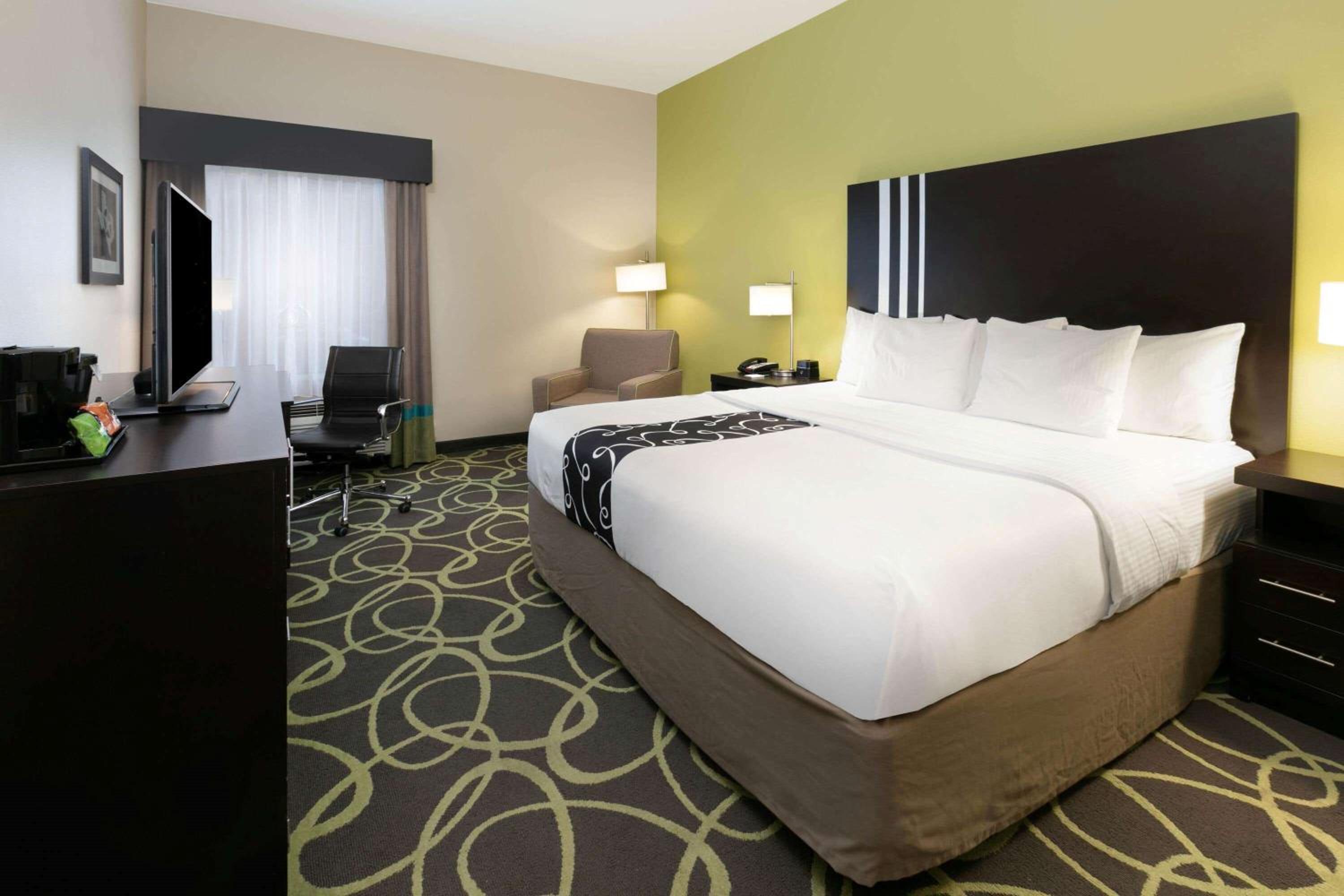 King Room with Bath Tub - Mobility/Hearing Accessible - Non-Smoking