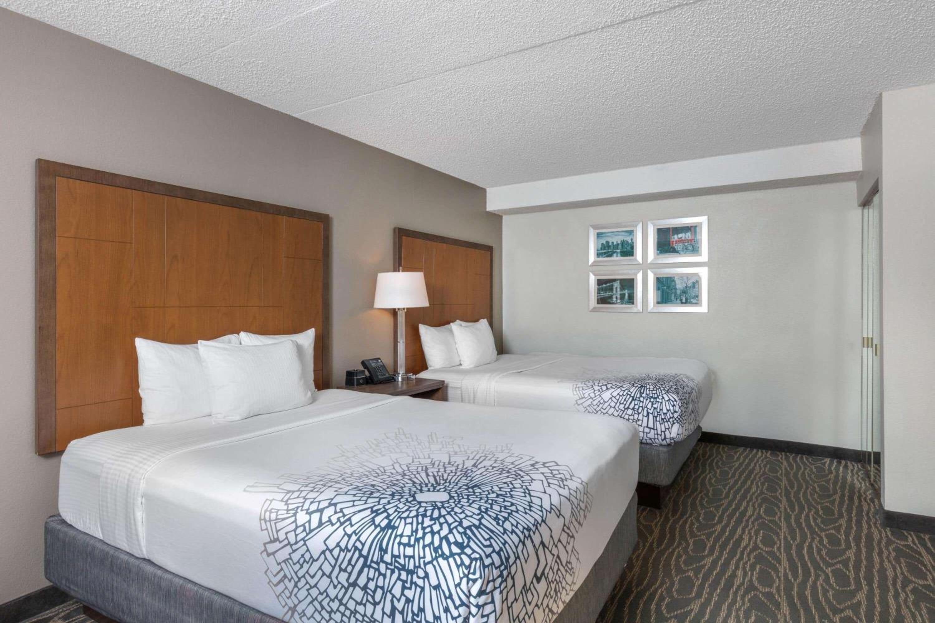 Queen Suite with Two Queen Beds and Roll-In Shower - Mobility Accessible/Non-Smoking - Photo 4