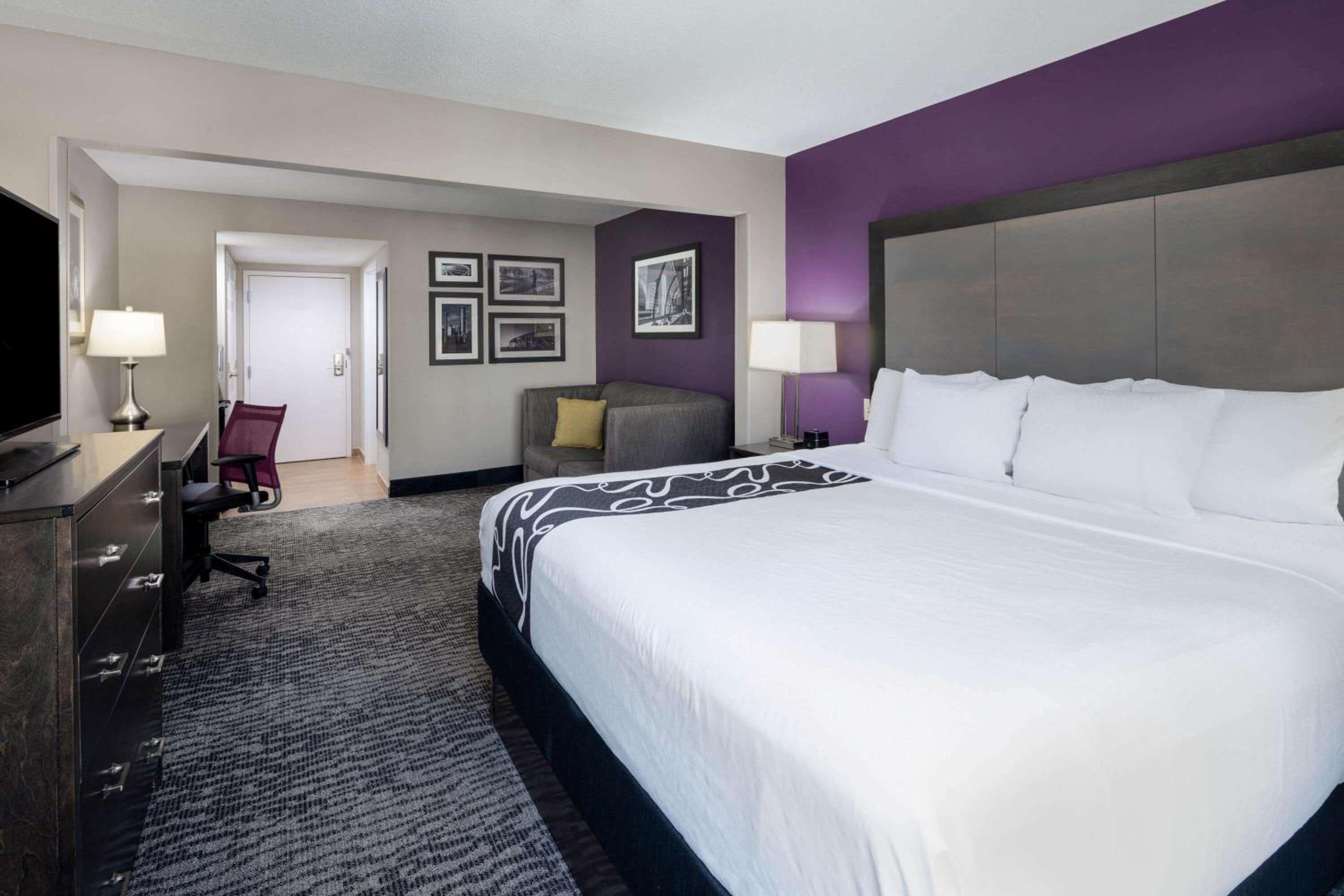 Executive King Room with Sofa Bed - Non-Smoking - Photo 4