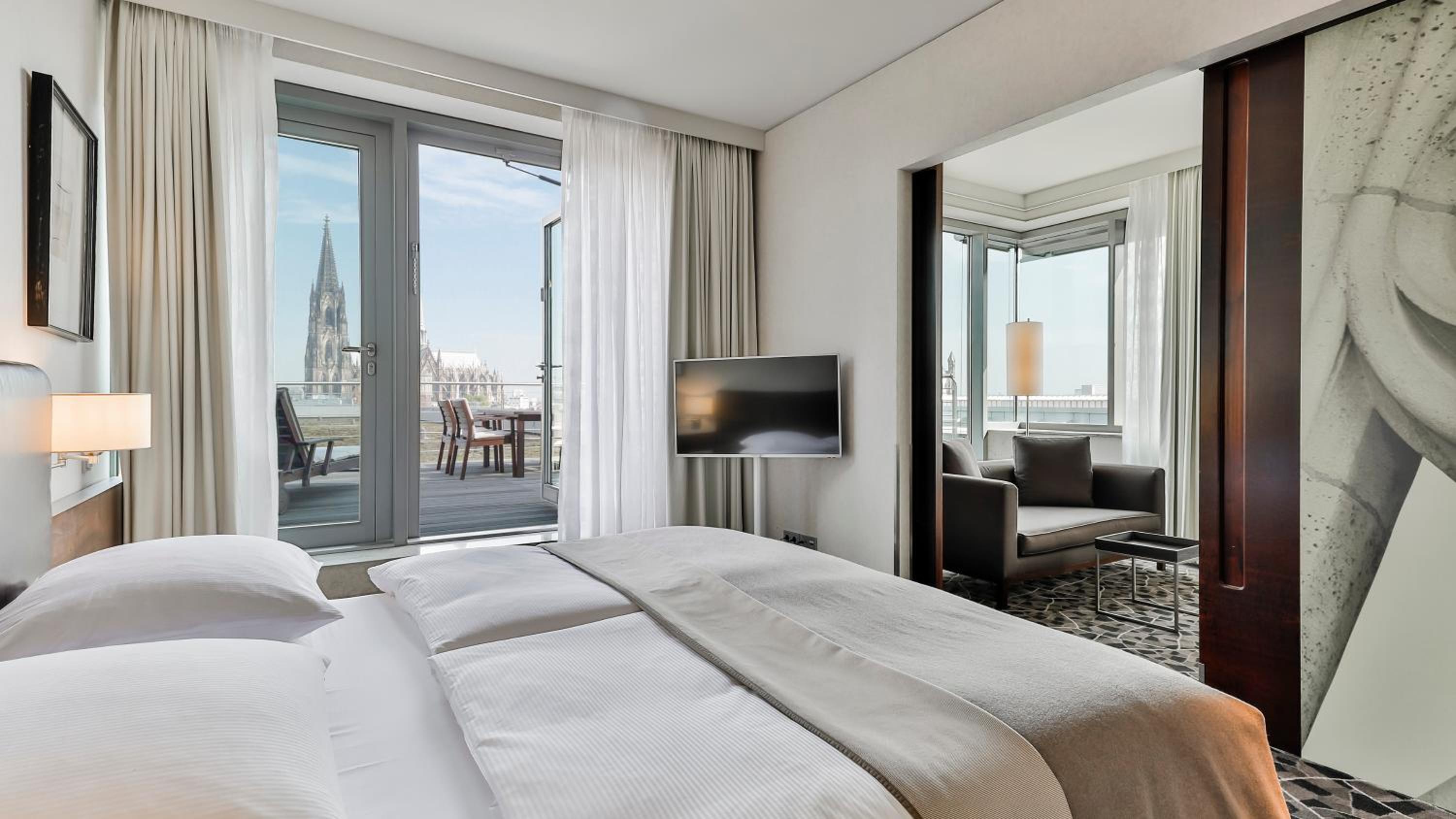 Deluxe King Suite
