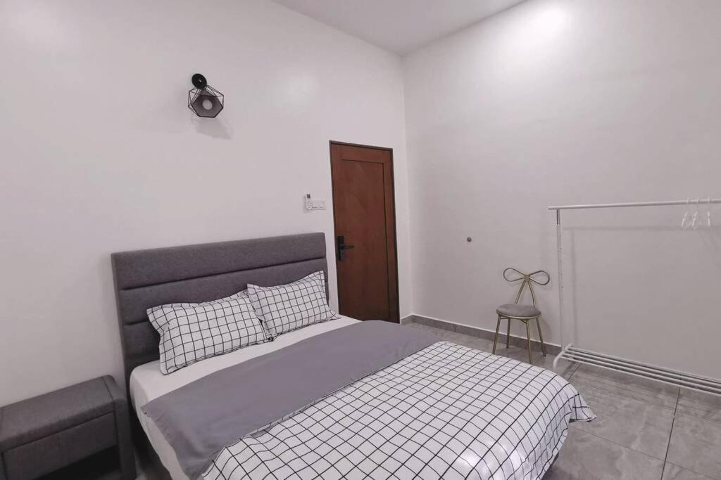 Five-Bedroom House photo 1