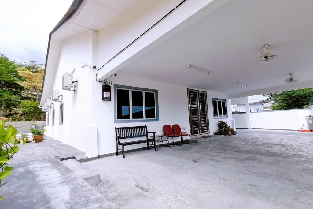 Five-Bedroom House photo 2