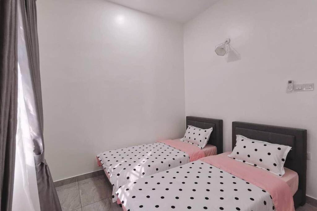 Five-Bedroom House photo 3