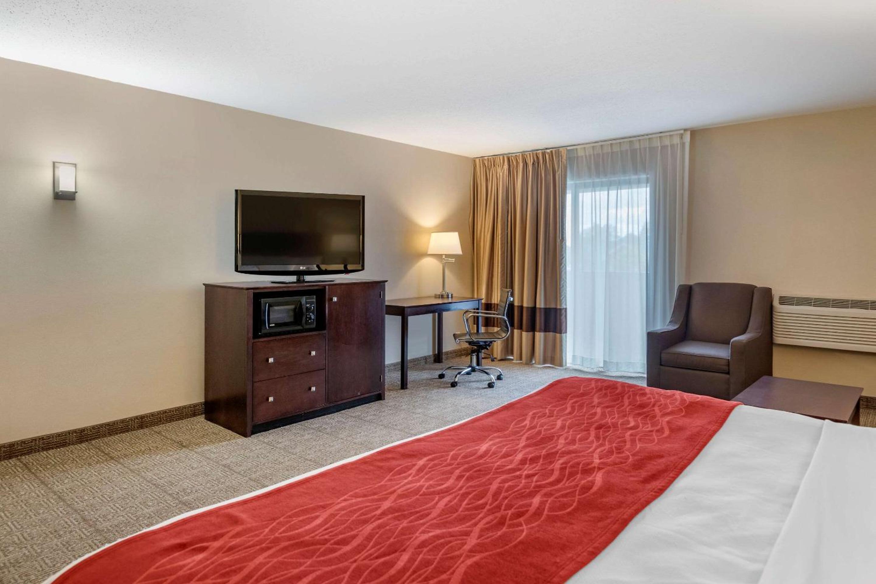 King Room with Sofa Bed - Non-Smoking - Photo 3