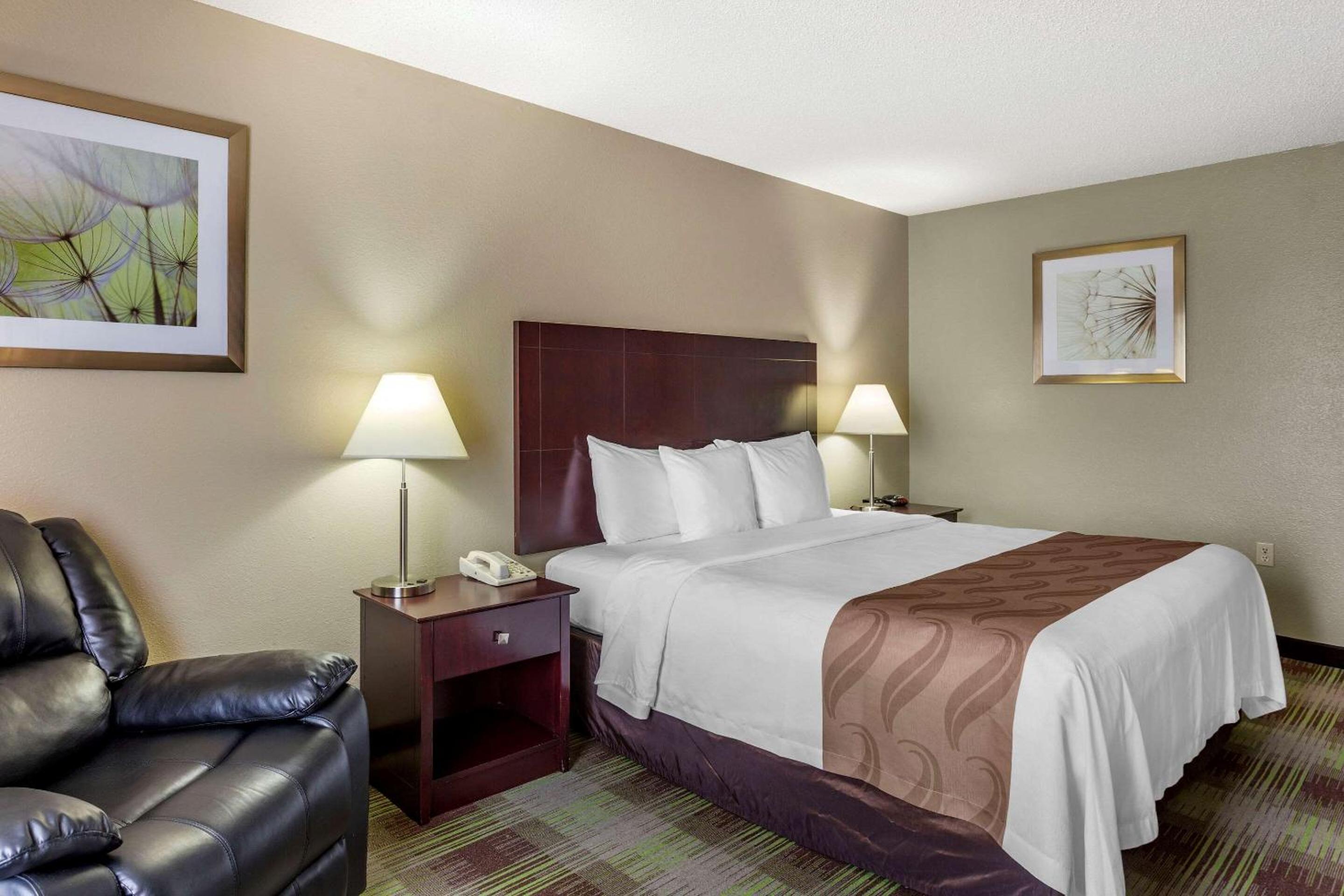 King Room - Non-Smoking - Photo 4