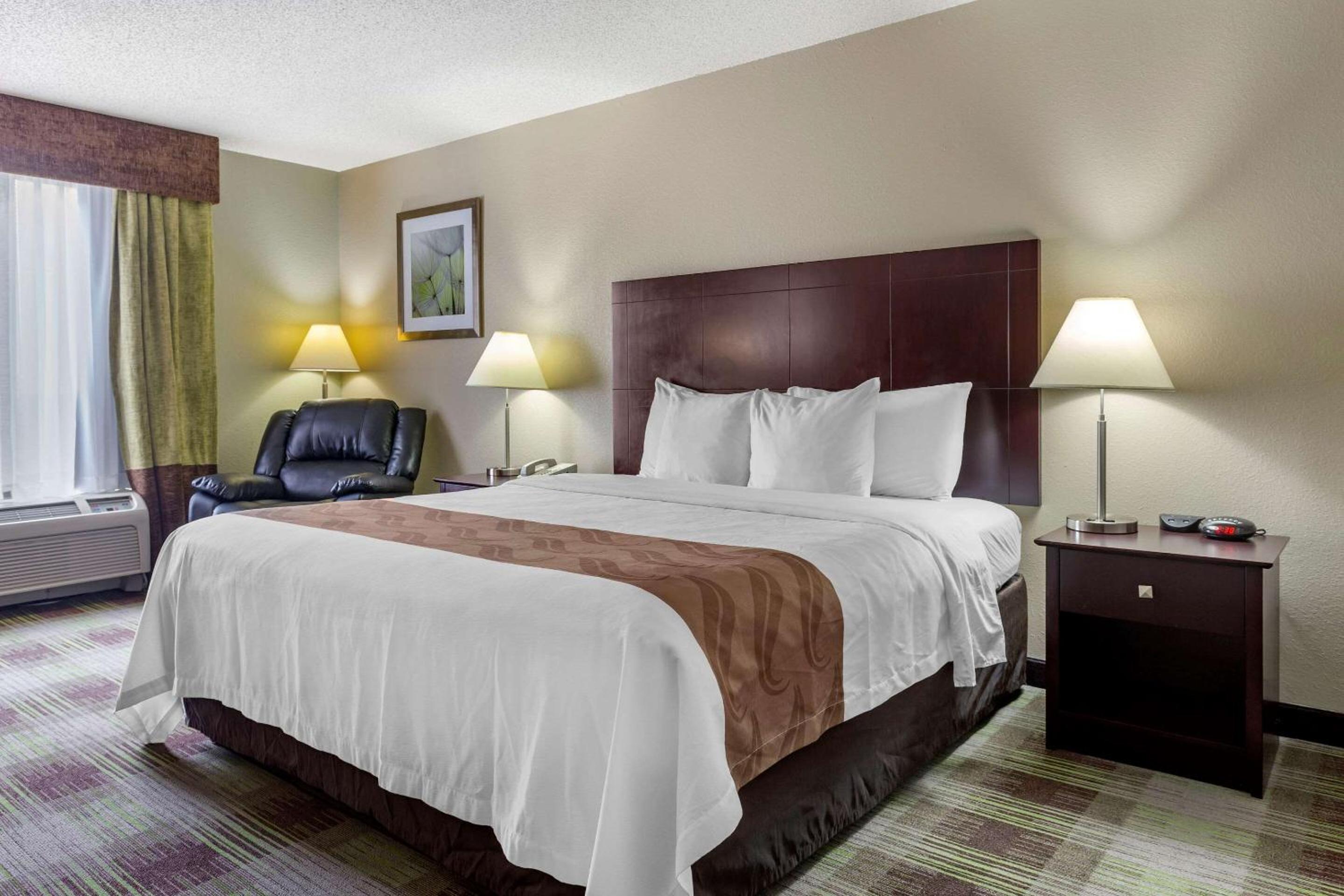 King Room - Non-Smoking - Photo 5