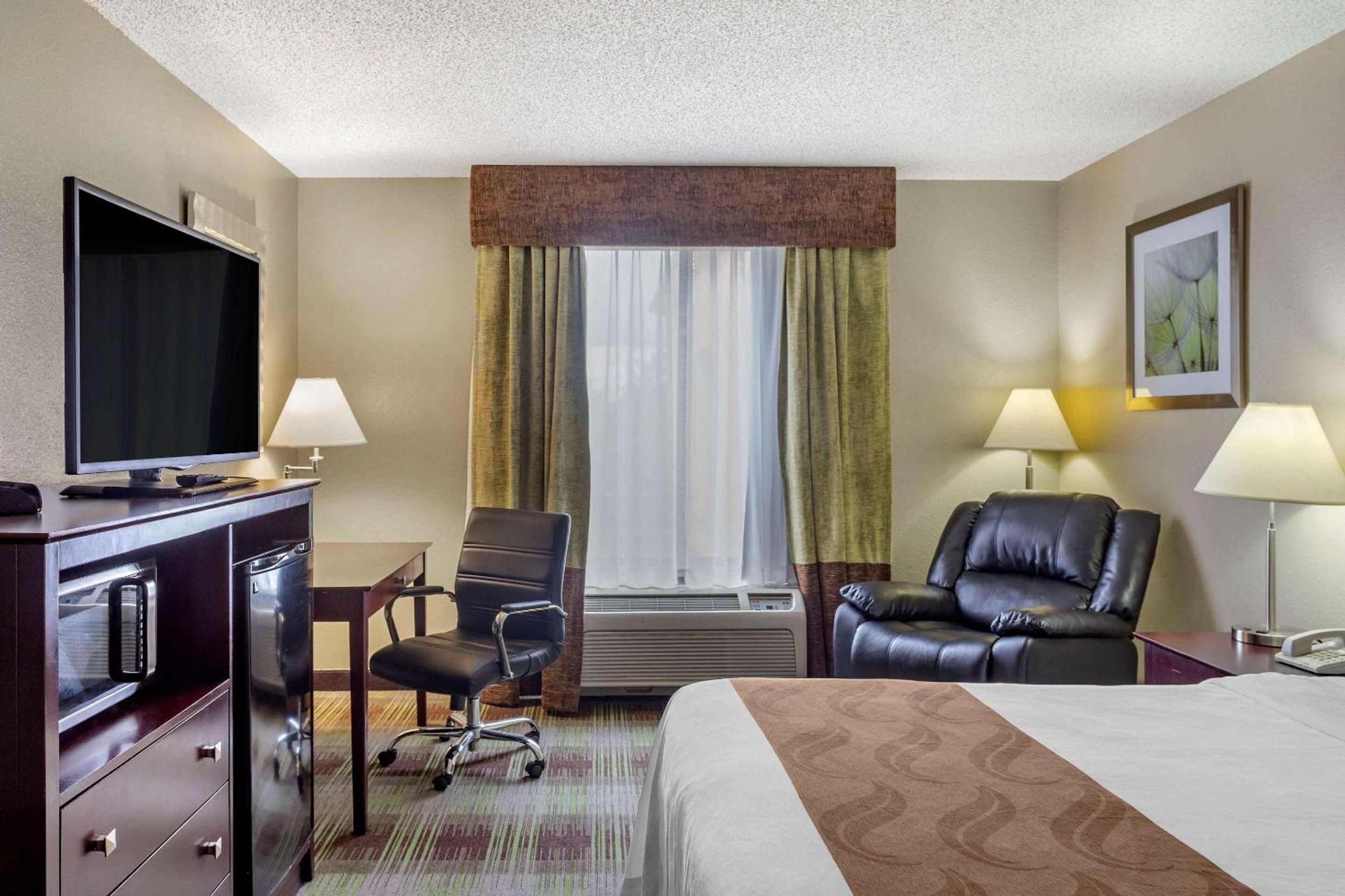 King Room - Non-Smoking - Photo 3