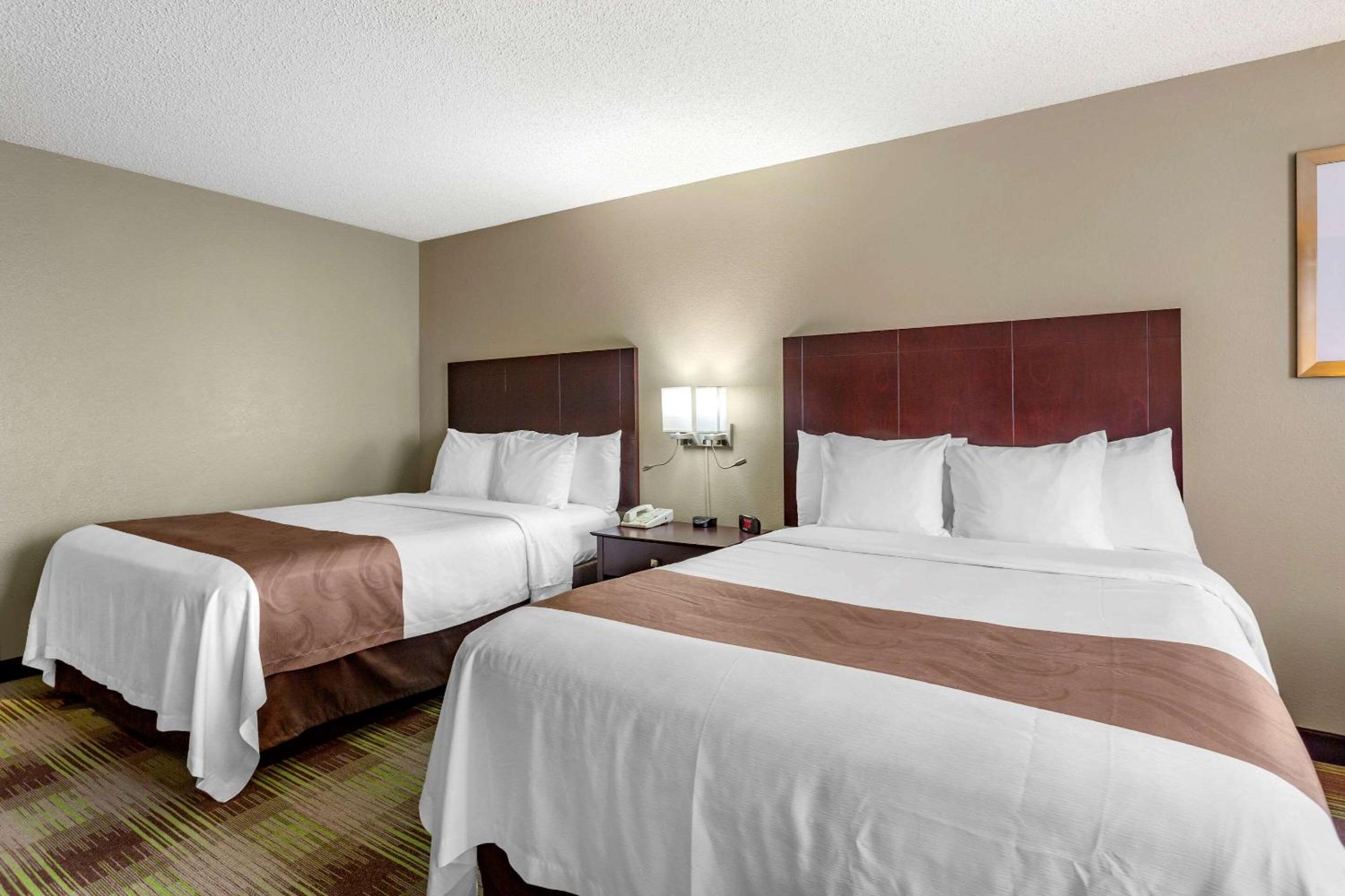 Queen Room with Two Queen Beds - Non-Smoking - Photo 16
