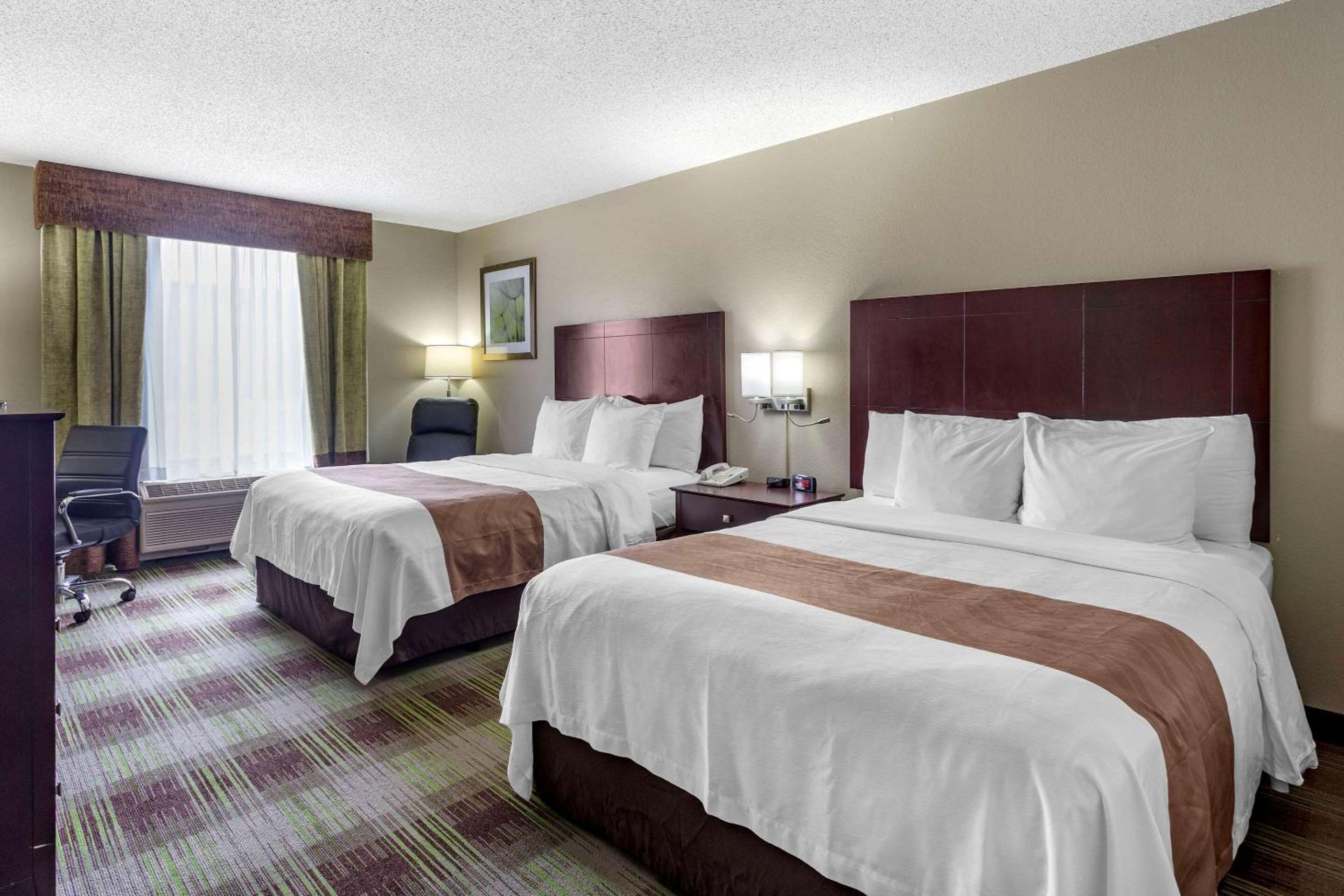 Queen Room with Two Queen Beds - Non-Smoking - Photo 17