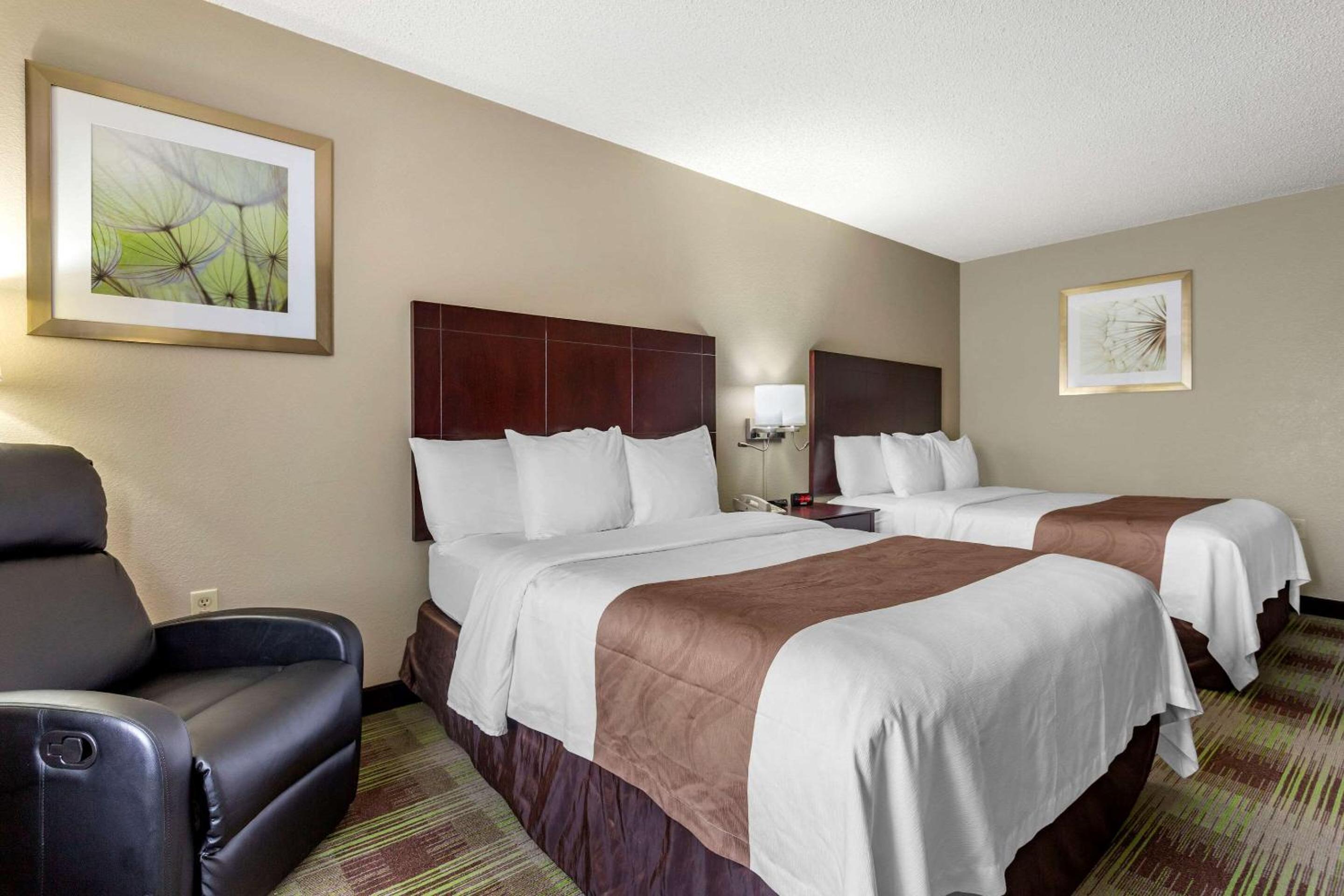 Queen Room with Two Queen Beds - Non-Smoking - Photo 15