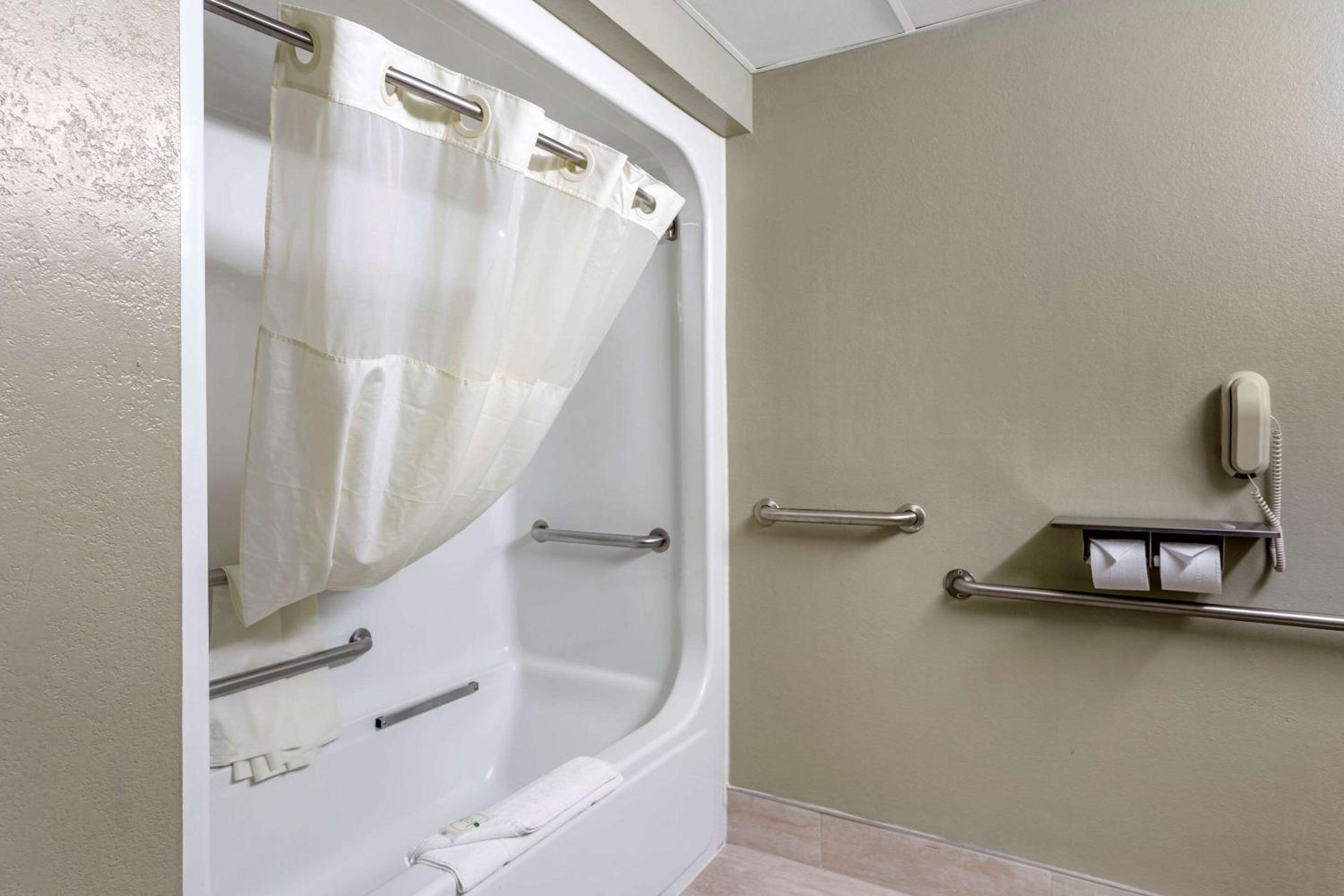 Queen Room with Two Queen Beds - Non-Smoking - Photo 18
