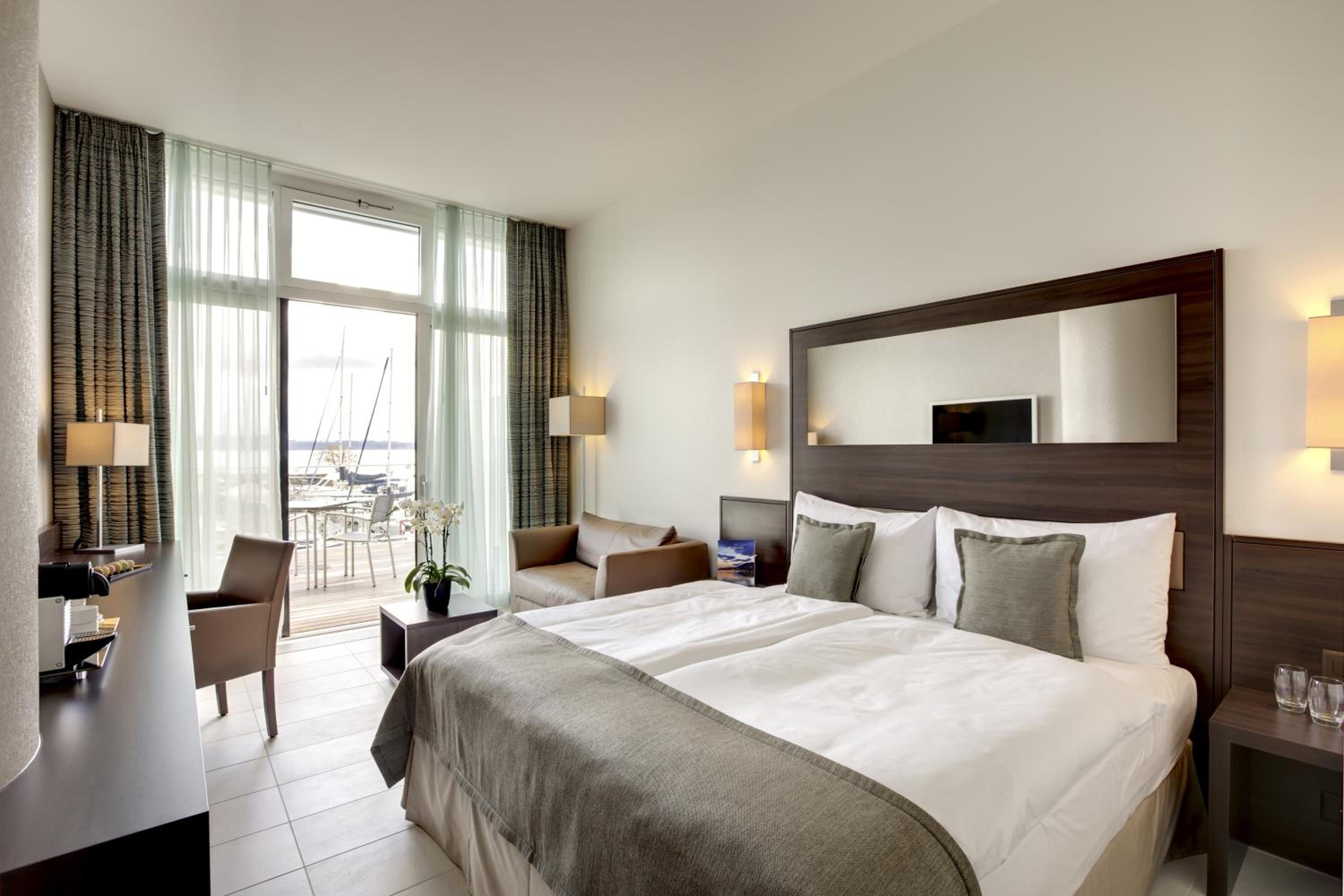 Deluxe Double Room with Terrace and Lake View - Photo 1