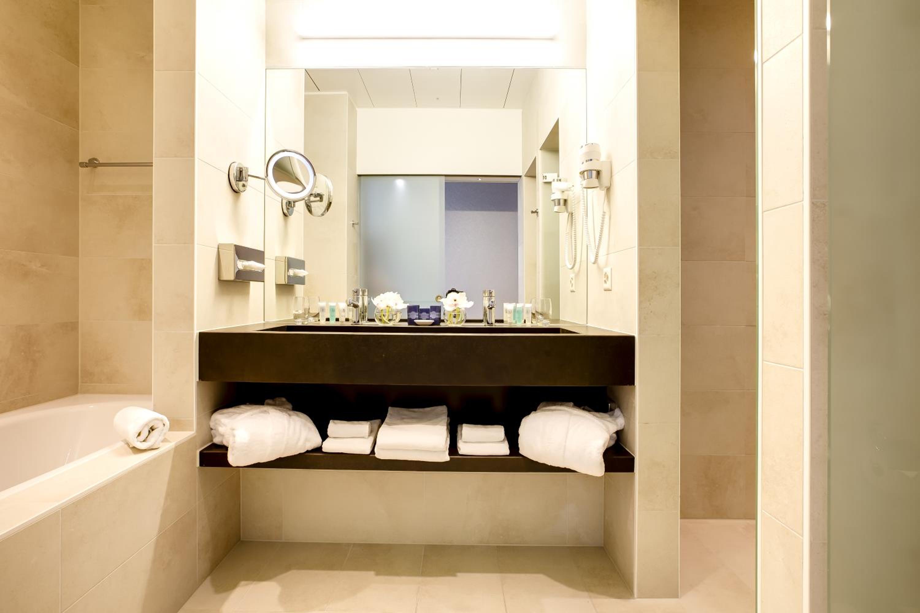 Deluxe Double Room with Terrace and Lake View - Photo 3