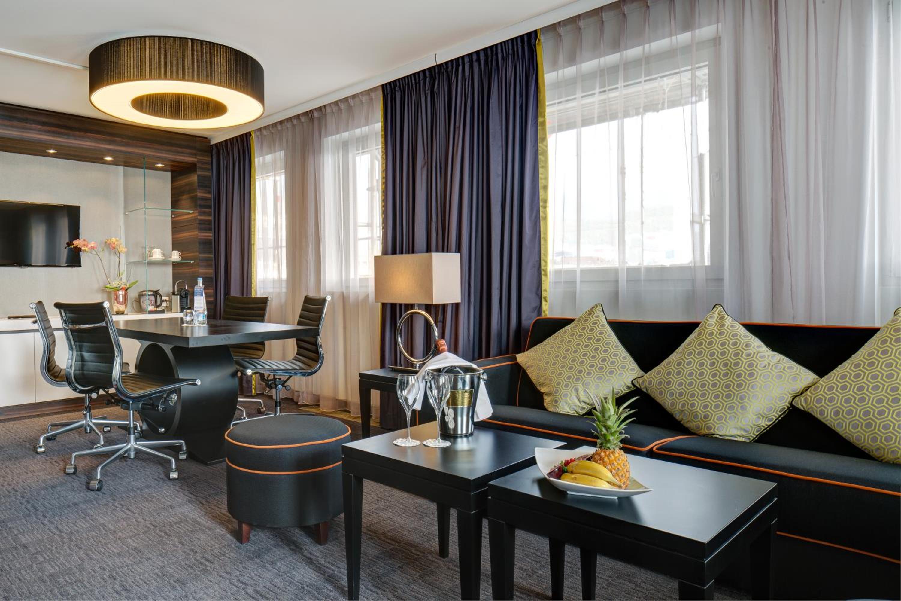 Grand Suite with City View - Photo 3