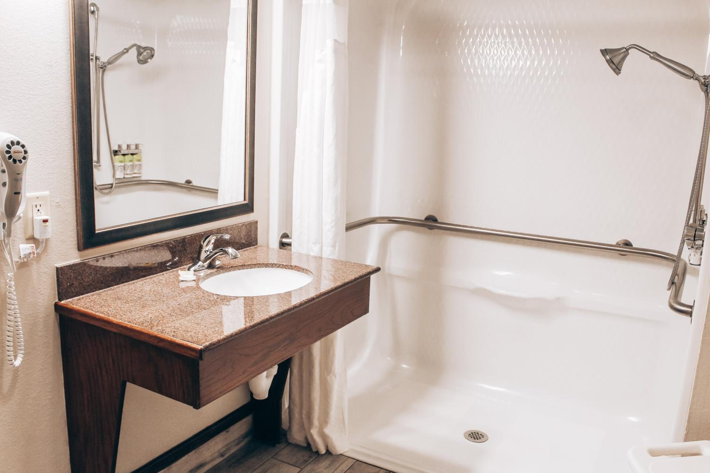 Double Room - Mobility Access with Roll-in Shower photo 3