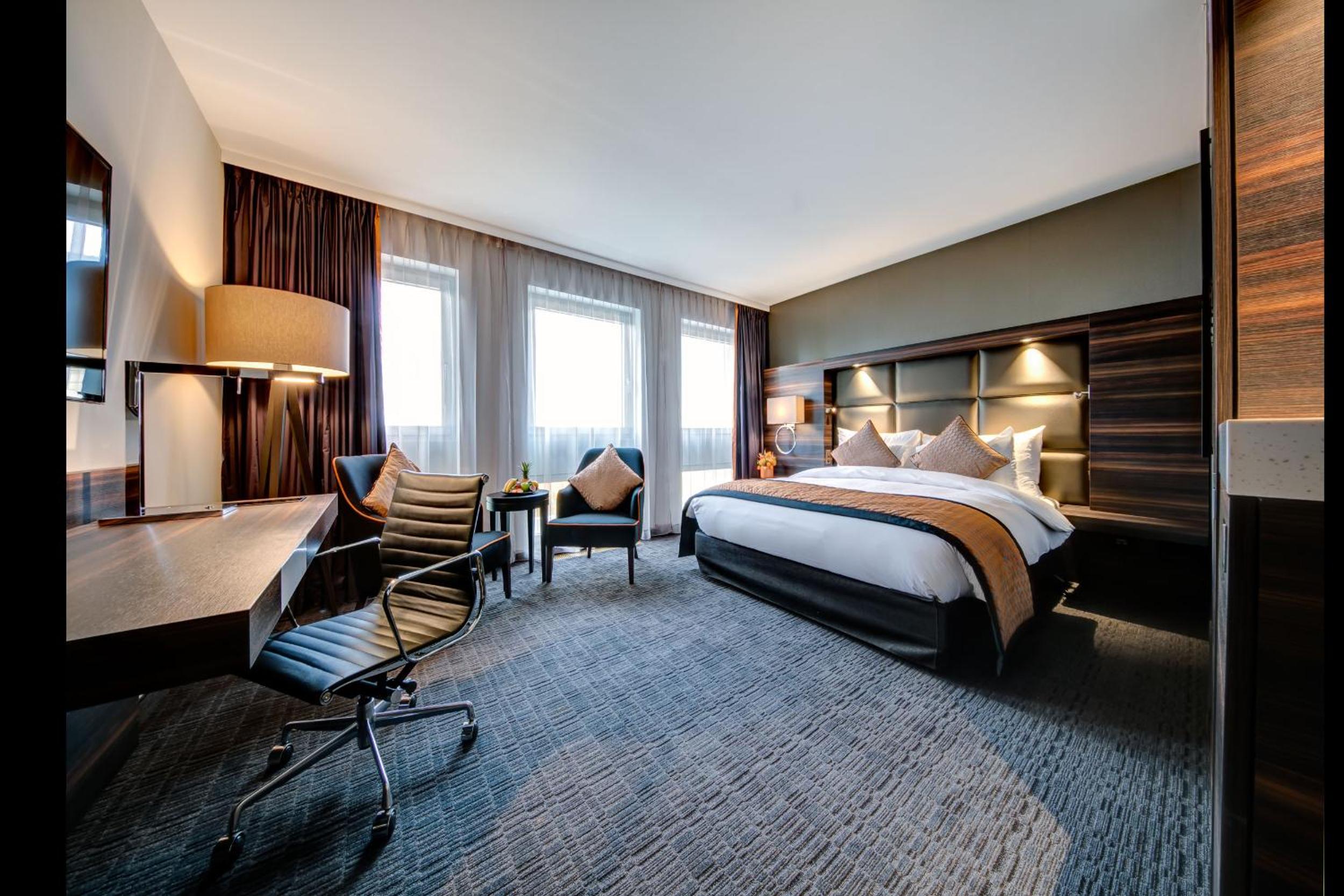 Superior Double Room with City View - Photo 2