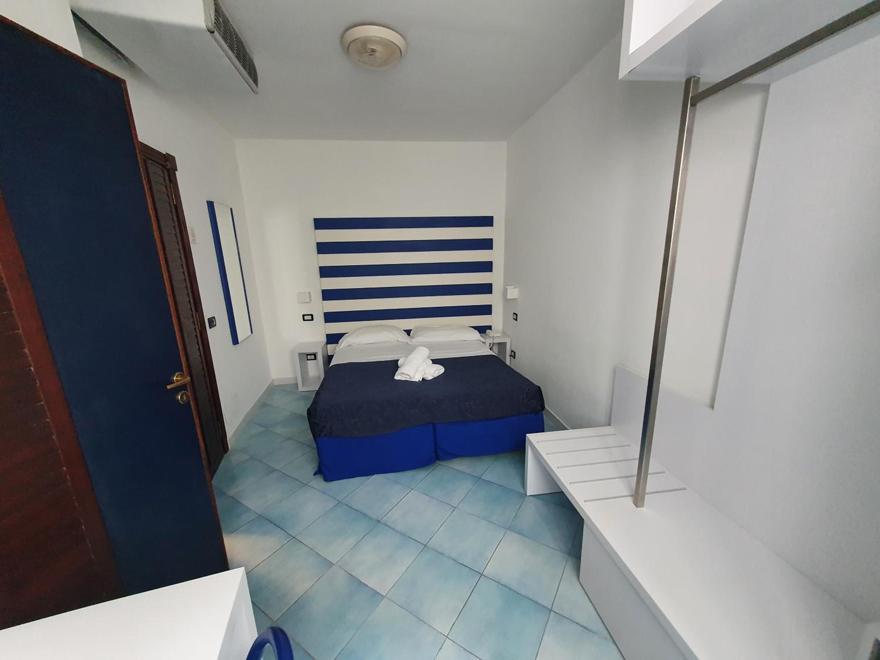 Economy Double or Twin Room No Sea View - Photo 5