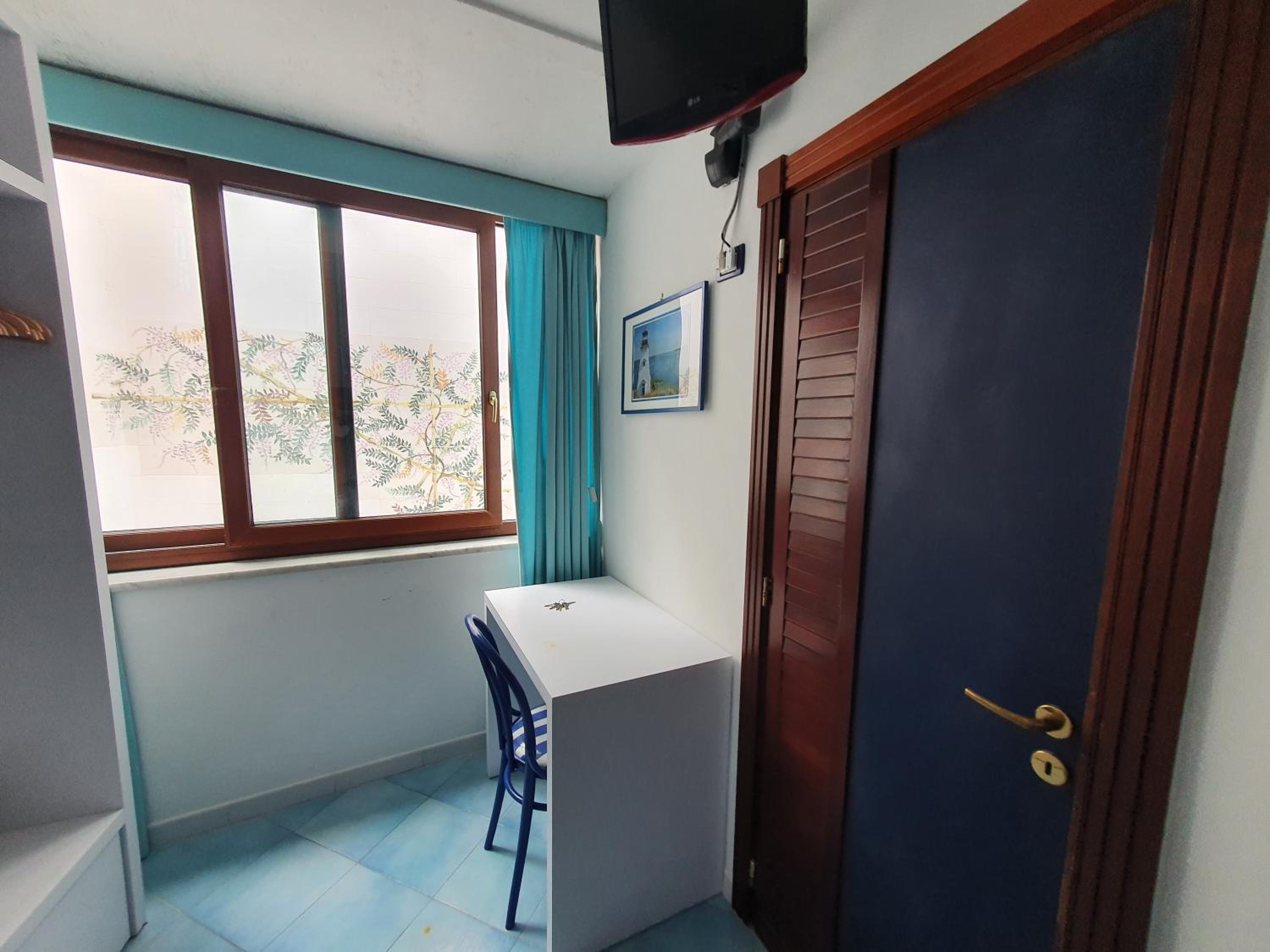 Economy Double or Twin Room No Sea View - Photo 3