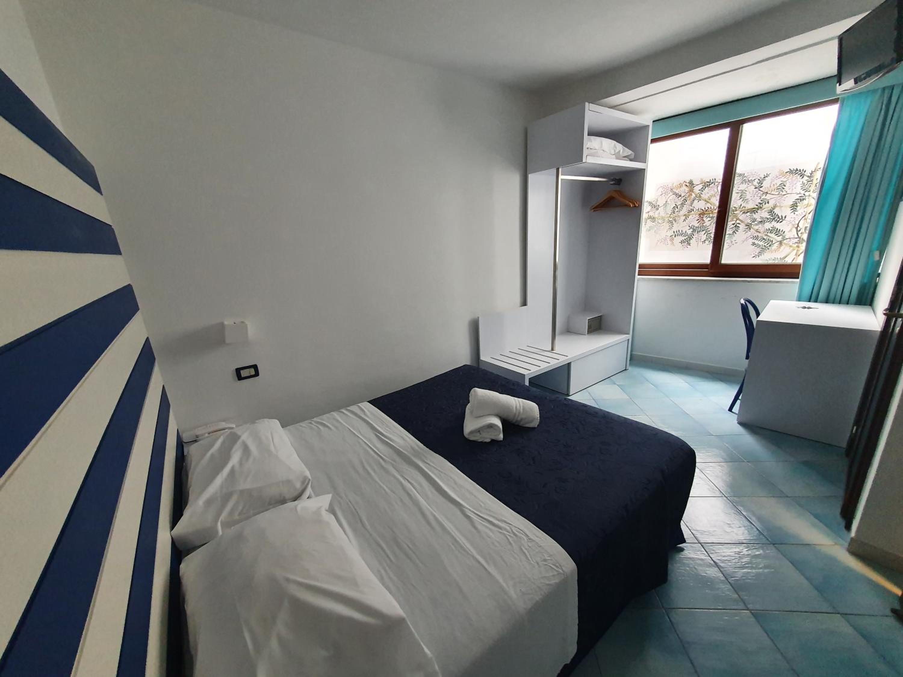 Economy Double or Twin Room No Sea View - Photo 2