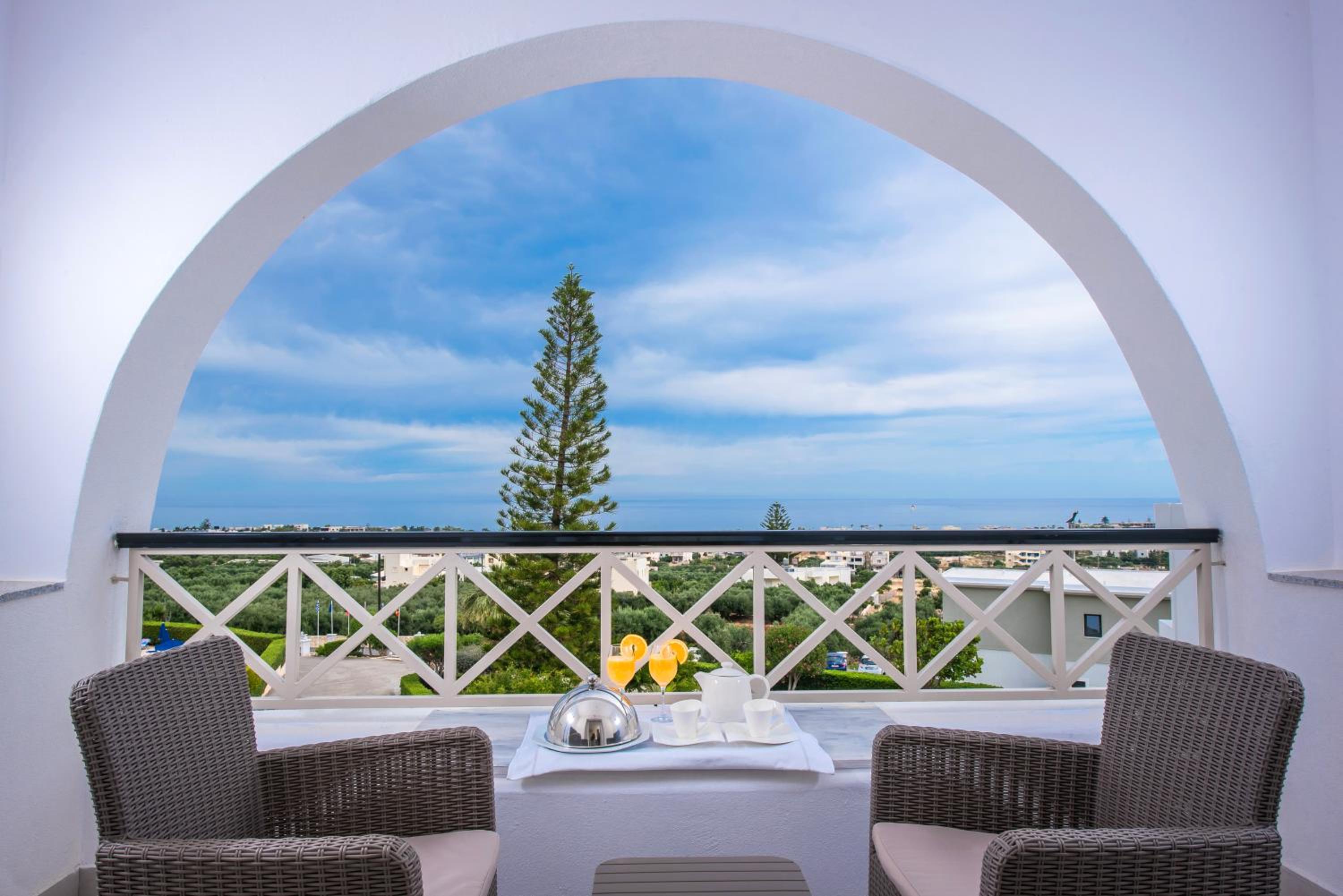 Classic Double Room with Sea View - Photo 2
