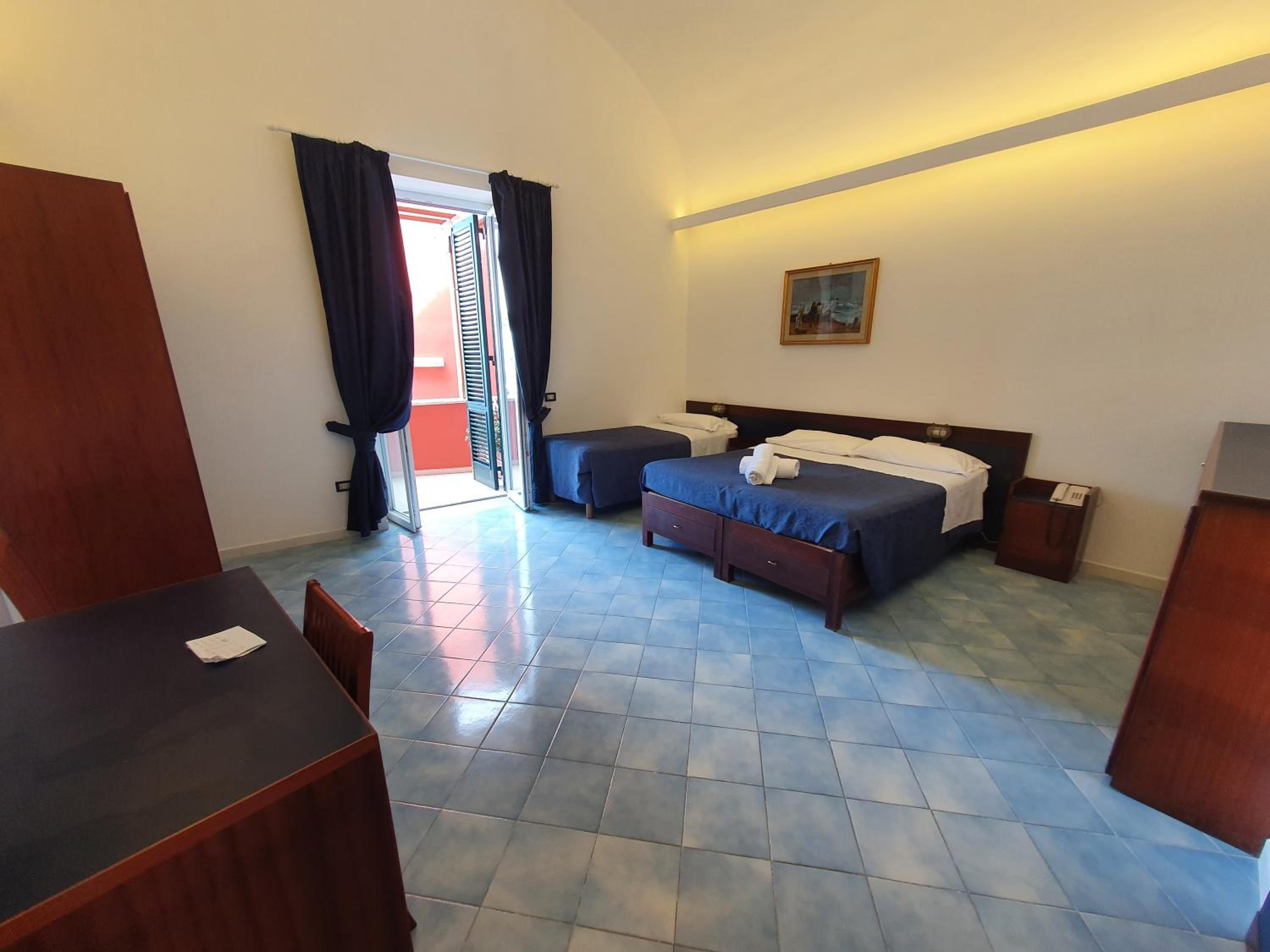 Family Room with Sea View - Photo 2