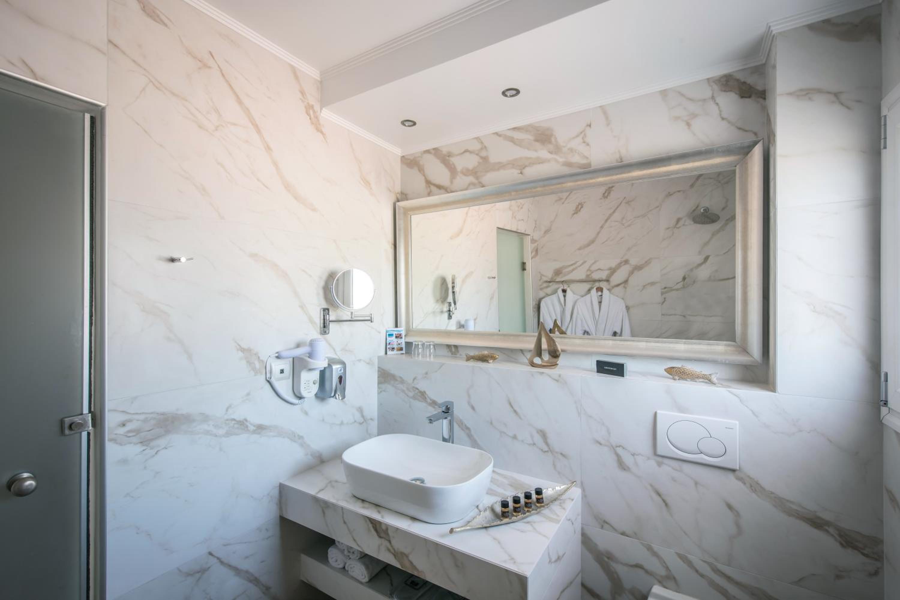 Superior Suite / Family Room - Photo 7