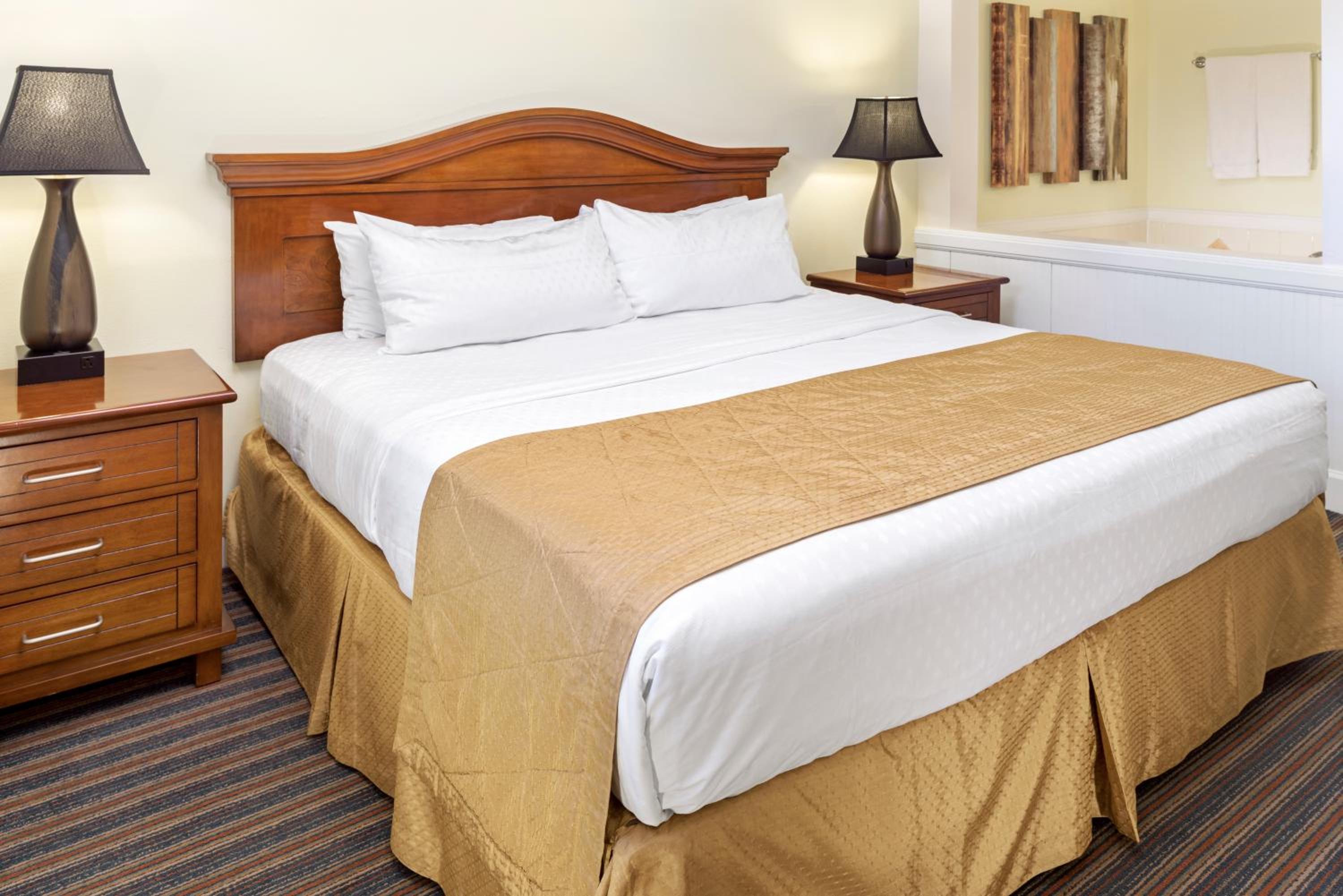 Three-Bedroom King Suite with Two Twin Beds and Bath Tub - Mobility Accessible