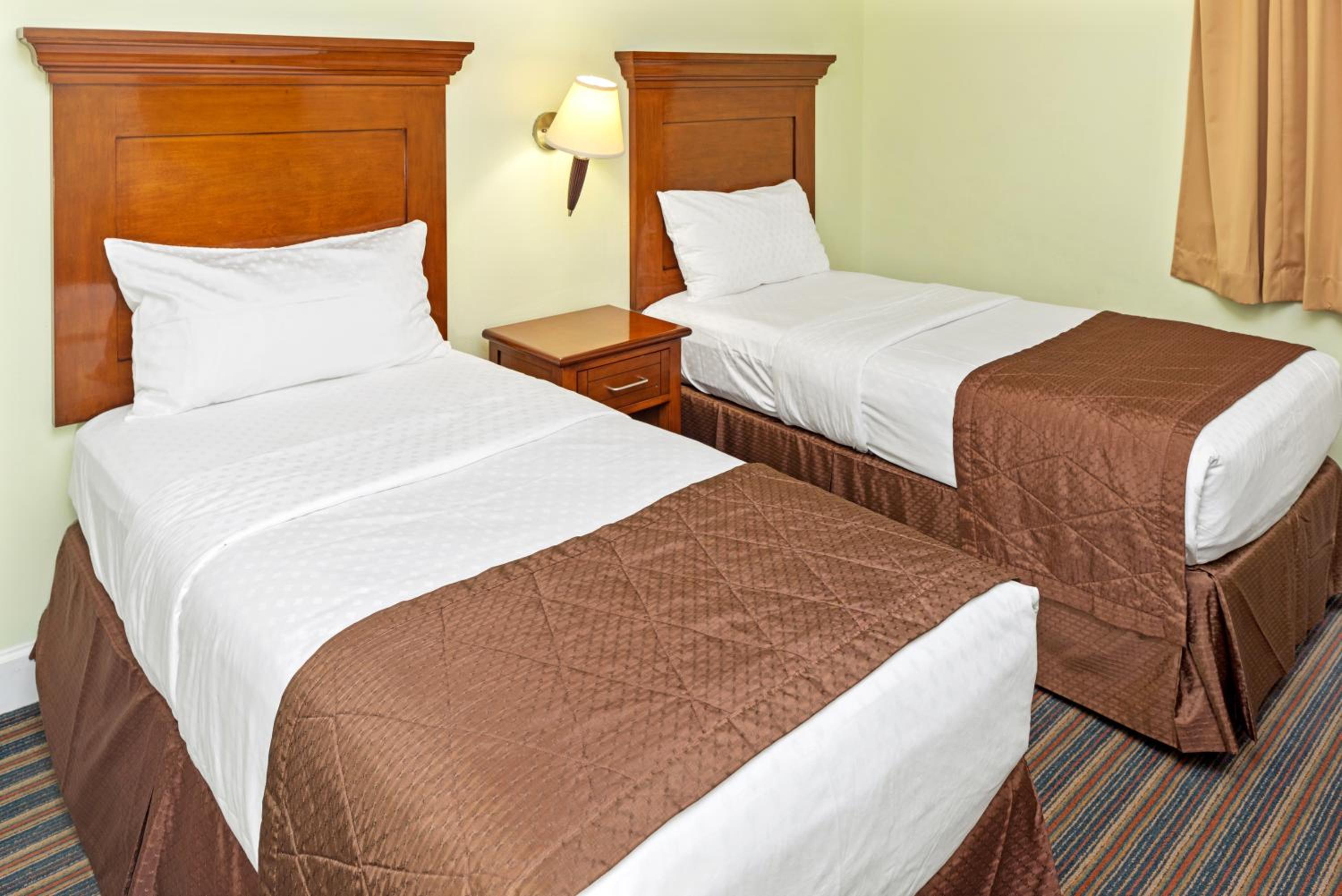 Three-Bedroom King Suite with Two Twin Beds and Bath Tub - Mobility Accessible thumbnail 5