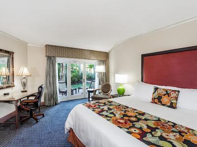 Deluxe King Room - Non-Smoking - Photo 2
